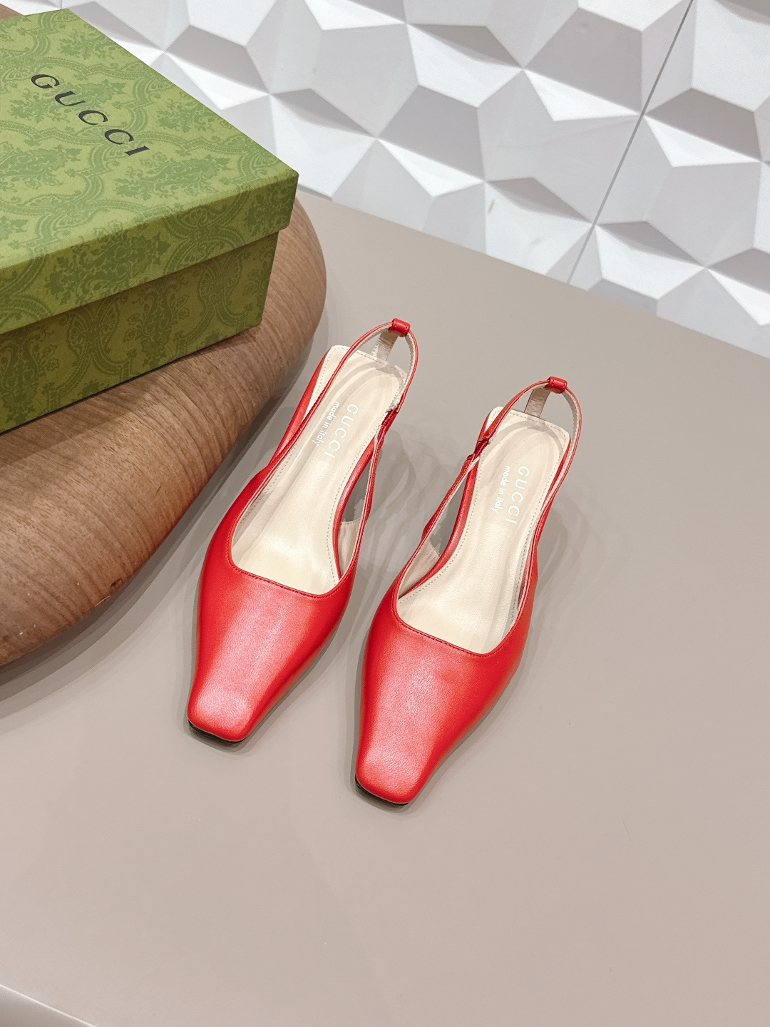 NO:748714,: 'Exclusive top version' G*ucci G*Chi 2026 vs spring and summer's latest popular shoe series... [Square toe back empty shoes] Original quality  Authentic European style, the upper foot is perfect to wear with this shoe. It is elegant and crystal clear. Regardless of the materials of the accessories, they are all customized one by one. You must go to get the original version. The whole series is full of exciting and external elements. The texture of different materials and the expression of texture and texture have a strong artistic atmosphere... Upper: Original customized sheepskin Lining: Original customized sheepskin Feet:  Original customized sheepskin outsole: Original customized genuine leather outsole Heel height: 5.5cm Packaging: Original full set of packaging Size: 35-39 (34.40.41.42 customization is not returnable) Color: Official website updated simultaneously, high heels sandals, sandals, high heels, sheepskin, Leather soles19860909: 《独家顶级版本》 G*ucci古*驰2026vs春夏最新爆款单鞋系列……【方头后空单鞋】 原单品质 原汁原味的欧式风格,上脚非常完美穿搭上配此鞋,优雅大方,晶莹剔透,无论种各配件材质,都是家独一比一定制,必到做原版零距离,整系个列都充了满令兴人奋意和外的元结素合,不同材的质,肌的理面的料表现,具有极的浓艺术气息…… 鞋面: 原版定制羊皮 内里: 原版定制羊皮 垫脚: 原版定制羊皮 大底: 原版定制真皮大底 跟高: 5.5cm 包装: 原版全套包装 码数: 35-39(34.40.41.42定制不退换) 颜色:官网同步更新,高跟鞋凉鞋,sandals,high heels,sheepskin,Leather soles,Women's Shoes