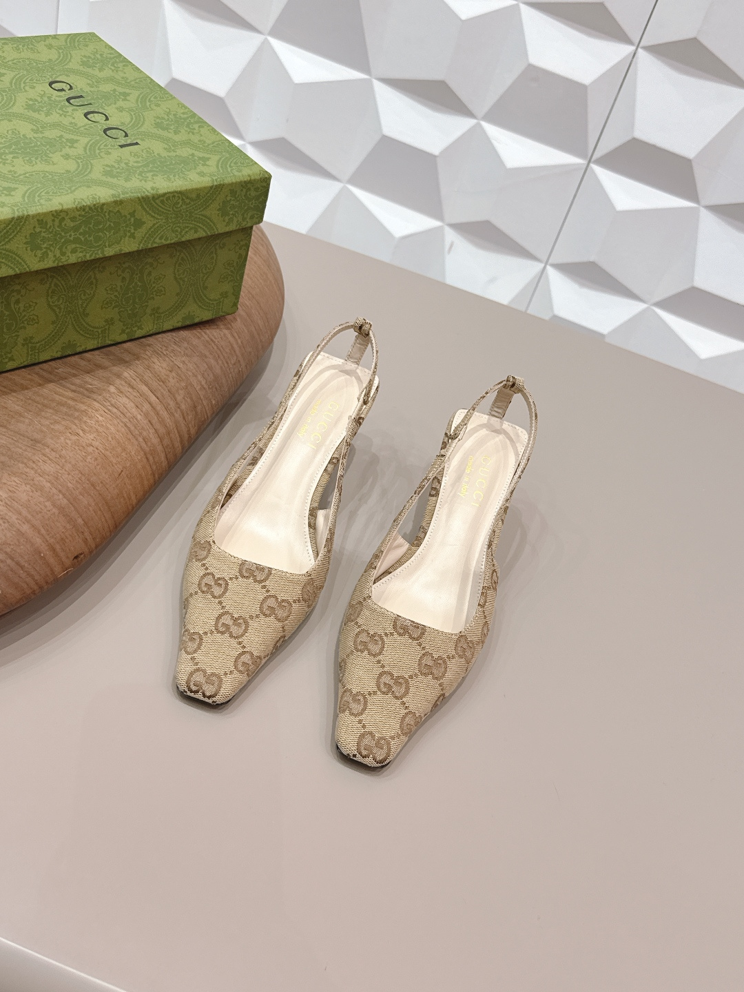 NO:748717,: 'Exclusive top version' G*ucci G*Chi 2026 vs spring and summer's latest popular shoe series... [Square toe back empty shoes] Original quality  Authentic European style, the upper and lower feet are perfectly matched with this shoe. It is elegant and crystal clear. Regardless of the materials of the accessories, they are all customized one by one. You must go to get the original version. The whole series is full of exciting and exciting combinations of elements. The texture of different materials and the expression of textured surfaces have a strong artistic atmosphere... Upper: Original customized jacquard fabric. Lining: Original customized sheepskin. Feet:  Original customized sheepskin outsole: Original customized genuine leather outsole Heel height: 5.5cm Packaging: Original full set of packaging Size: 35-39 (34.40.41.42 customization is not returnable) Color: Official website updated simultaneously, high heels sandals, sandals, high heels, sheepskin, Leather soles19860909: 《独家顶级版本》 G*ucci古*驰2026vs春夏最新爆款单鞋系列……【方头后空单鞋】 原单品质 原汁原味的欧式风格,上脚非常完美穿搭上配此鞋,优雅大方,晶莹剔透,无论种各配件材质,都是家独一比一定制,必到做原版零距离,整系个列都充了满令兴人奋意和外的元结素合,不同材的质,肌的理面的料表现,具有极的浓艺术气息…… 鞋面: 原版定制提花布料 内里: 原版定制羊皮 垫脚: 原版定制羊皮 大底: 原版定制真皮大底 跟高: 5.5cm 包装: 原版全套包装 码数: 35-39(34.40.41.42定制不退换) 颜色:官网同步更新,高跟鞋凉鞋,sandals,high heels,sheepskin,Leather soles,Women's Shoes