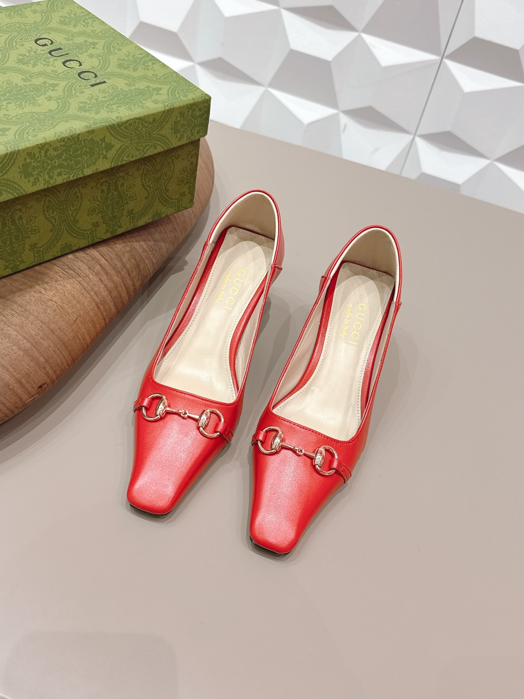 NO:748678,: 'Exclusive top version' G*ucci G*Chi 2026 vs spring and summer latest popular shoe series... [Square toe mid-heeled shoes] Original quality  Authentic European style, the upper foot is perfect to wear with this shoe. It is elegant and crystal clear. Regardless of the materials of the accessories, they are all customized one by one. You must go to get the original version. The whole series is full of exciting and external elements. The texture of different materials and the expression of texture and texture have a strong artistic atmosphere... Upper: Original customized sheepskin Lining: Original customized sheepskin Feet:  Original customized sheepskin outsole: Original customized genuine leather outsole Heel height: 5.5cm Packaging: Original full set of packaging Size: 35-39 (34.40.41.42 customization is not returnable) Color: Official website updated simultaneously, high heels sandals, sandals, high heels, sheepskin, Leather soles19860909: 《独家顶级版本》 G*ucci古*驰2026vs春夏最新爆款单鞋系列……【方头中跟单鞋】 原单品质 原汁原味的欧式风格,上脚非常完美穿搭上配此鞋,优雅大方,晶莹剔透,无论种各配件材质,都是家独一比一定制,必到做原版零距离,整系个列都充了满令兴人奋意和外的元结素合,不同材的质,肌的理面的料表现,具有极的浓艺术气息…… 鞋面: 原版定制羊皮 内里: 原版定制羊皮 垫脚: 原版定制羊皮 大底: 原版定制真皮大底 跟高: 5.5cm 包装: 原版全套包装 码数: 35-39(34.40.41.42定制不退换) 颜色:官网同步更新,高跟鞋凉鞋,sandals,high heels,sheepskin,Leather soles,Women's Shoes