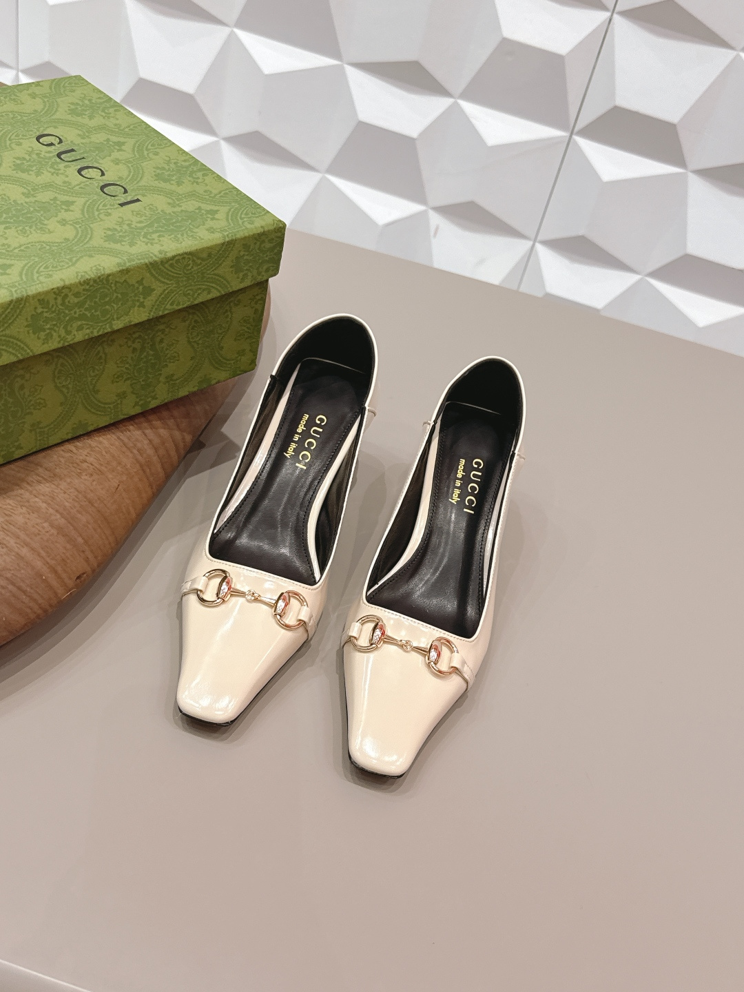 NO:748674,: 'Exclusive top version' G*ucci G*Chi 2026 vs spring and summer latest popular shoe series... [Square toe mid-heeled shoes] Original quality  Authentic European style, the upper foot is perfect to wear with this shoe. It is elegant and crystal clear. Regardless of the materials of the accessories, they are all customized one by one. You must go to get the original version. The whole series is full of exciting and external elements. The texture of different materials, the expression of texture and surface, have a strong artistic atmosphere... Upper: Original customized patent leather Inner: Original customized sheepskin Feet:  Original customized sheepskin outsole: Original customized genuine leather outsole Heel height: 5.5cm Packaging: Original full set of packaging Size: 35-39 (34.40.41.42 customization is not returnable) Color: Official website updated simultaneously, high heels sandals, sandals, high heels, sheepskin, Leather soles19860909: 《独家顶级版本》 G*ucci古*驰2026vs春夏最新爆款单鞋系列……【方头中跟单鞋】 原单品质 原汁原味的欧式风格,上脚非常完美穿搭上配此鞋,优雅大方,晶莹剔透,无论种各配件材质,都是家独一比一定制,必到做原版零距离,整系个列都充了满令兴人奋意和外的元结素合,不同材的质,肌的理面的料表现,具有极的浓艺术气息…… 鞋面: 原版定制漆皮 内里: 原版定制羊皮 垫脚: 原版定制羊皮 大底: 原版定制真皮大底 跟高: 5.5cm 包装: 原版全套包装 码数: 35-39(34.40.41.42定制不退换) 颜色:官网同步更新,高跟鞋凉鞋,sandals,high heels,sheepskin,Leather soles,Women's Shoes