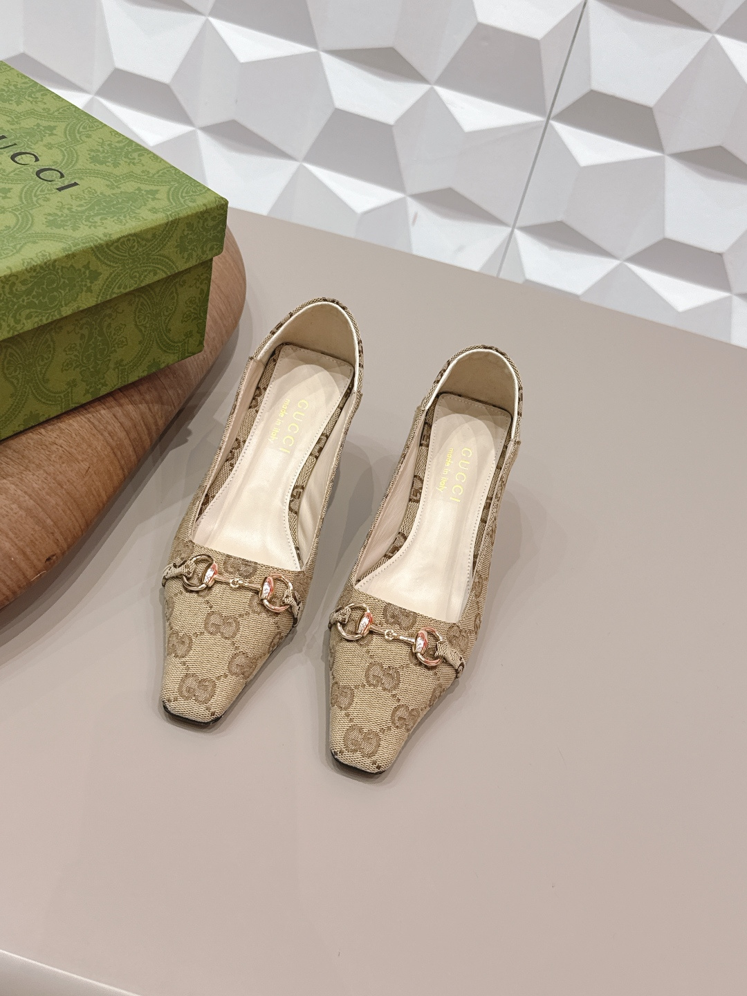 NO:748683,: 'Exclusive top version' G*ucci G*Chi 2026 vs spring and summer latest popular shoe series... [Square toe mid-heeled shoes] Original quality  Authentic European style, the upper and lower feet are perfectly matched with this shoe. It is elegant and crystal clear. Regardless of the materials of the accessories, they are all customized one by one. You must go to get the original version. The whole series is full of exciting and exciting combinations of elements. The texture of different materials and the expression of textured surfaces have a strong artistic atmosphere... Upper: Original customized jacquard fabric. Lining: Original customized sheepskin. Feet:  Original customized sheepskin outsole: Original customized genuine leather outsole Heel height: 5.5cm Packaging: Original full set of packaging Size: 35-39 (34.40.41.42 customization is not returnable) Color: Official website updated simultaneously, high heels sandals, sandals, high heels, sheepskin, Leather soles19860909: 《独家顶级版本》 G*ucci古*驰2026vs春夏最新爆款单鞋系列……【方头中跟单鞋】 原单品质 原汁原味的欧式风格,上脚非常完美穿搭上配此鞋,优雅大方,晶莹剔透,无论种各配件材质,都是家独一比一定制,必到做原版零距离,整系个列都充了满令兴人奋意和外的元结素合,不同材的质,肌的理面的料表现,具有极的浓艺术气息…… 鞋面: 原版定制提花布料 内里: 原版定制羊皮 垫脚: 原版定制羊皮 大底: 原版定制真皮大底 跟高: 5.5cm 包装: 原版全套包装 码数: 35-39(34.40.41.42定制不退换) 颜色:官网同步更新,高跟鞋凉鞋,sandals,high heels,sheepskin,Leather soles,Women's Shoes