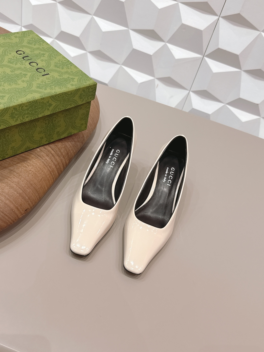 NO:748693,: 'Exclusive top version' G*ucci G*Chi 2026 vs spring and summer latest popular shoe series... [Square toe mid-heeled shoes] Original quality  Authentic European style, the upper foot is perfect to wear with this shoe. It is elegant and crystal clear. Regardless of the materials of the accessories, they are all customized one by one. You must go to get the original version. The whole series is full of exciting and external elements. The texture of different materials, the expression of texture and surface, have a strong artistic atmosphere... Upper: Original customized patent leather Inner: Original customized sheepskin Feet:  Original customized sheepskin outsole: Original customized genuine leather outsole Heel height: 5.5cm Packaging: Original full set of packaging Size: 35-39 (34.40.41.42 customization is not returnable) Color: Official website updated simultaneously, high heels sandals, sandals, high heels, sheepskin, Leather soles19860909: 《独家顶级版本》 G*ucci古*驰2026vs春夏最新爆款单鞋系列……【方头中跟单鞋】 原单品质 原汁原味的欧式风格,上脚非常完美穿搭上配此鞋,优雅大方,晶莹剔透,无论种各配件材质,都是家独一比一定制,必到做原版零距离,整系个列都充了满令兴人奋意和外的元结素合,不同材的质,肌的理面的料表现,具有极的浓艺术气息…… 鞋面: 原版定制漆皮 内里: 原版定制羊皮 垫脚: 原版定制羊皮 大底: 原版定制真皮大底 跟高: 5.5cm 包装: 原版全套包装 码数: 35-39(34.40.41.42定制不退换) 颜色:官网同步更新,高跟鞋凉鞋,sandals,high heels,sheepskin,Leather soles,Women's Shoes