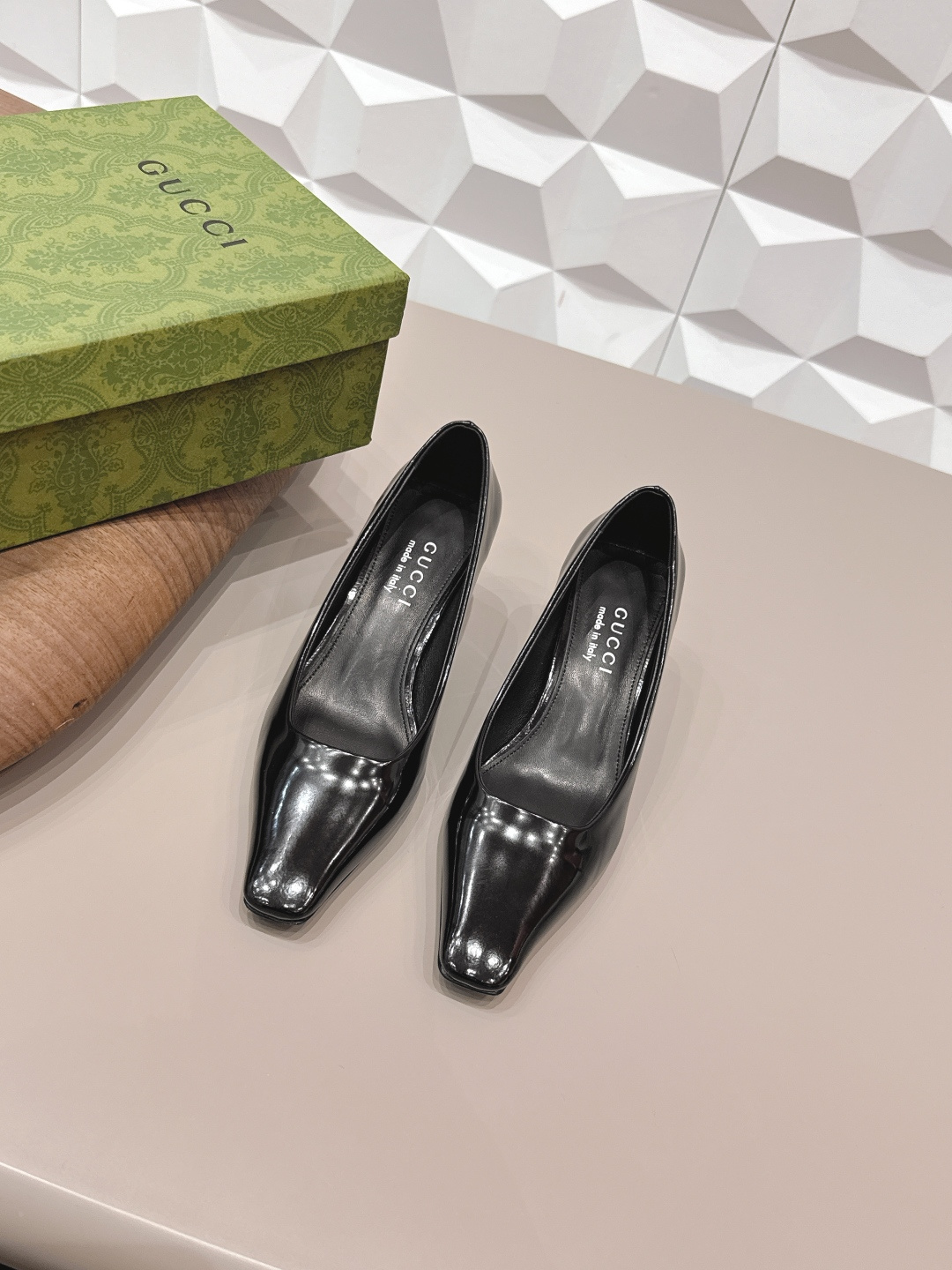 NO:748688,: 'Exclusive top version' G*ucci G*Chi 2026 vs spring and summer latest popular shoe series... [Square toe mid-heeled shoes] Original quality  Authentic European style, the upper foot is perfect to wear with this shoe. It is elegant and crystal clear. Regardless of the materials of the accessories, they are all customized one by one. You must go to get the original version. The whole series is full of exciting and external elements. The texture of different materials and the expression of textured surfaces have a strong artistic atmosphere... Upper: Original customized open edge beads. Inner: Original customized sheepskin. Feet:  Original customized sheepskin outsole: Original customized genuine leather outsole Heel height: 5.5cm Packaging: Original full set of packaging Size: 35-39 (34.40.41.42 customization is not returnable) Color: Official website updated simultaneously, high heels sandals, sandals, high heels, sheepskin, Leather soles19860909: 《独家顶级版本》 G*ucci古*驰2026vs春夏最新爆款单鞋系列……【方头中跟单鞋】 原单品质 原汁原味的欧式风格,上脚非常完美穿搭上配此鞋,优雅大方,晶莹剔透,无论种各配件材质,都是家独一比一定制,必到做原版零距离,整系个列都充了满令兴人奋意和外的元结素合,不同材的质,肌的理面的料表现,具有极的浓艺术气息…… 鞋面: 原版定制开边珠 内里: 原版定制羊皮 垫脚: 原版定制羊皮 大底: 原版定制真皮大底 跟高: 5.5cm 包装: 原版全套包装 码数: 35-39(34.40.41.42定制不退换) 颜色:官网同步更新,高跟鞋凉鞋,sandals,high heels,sheepskin,Leather soles,Women's Shoes