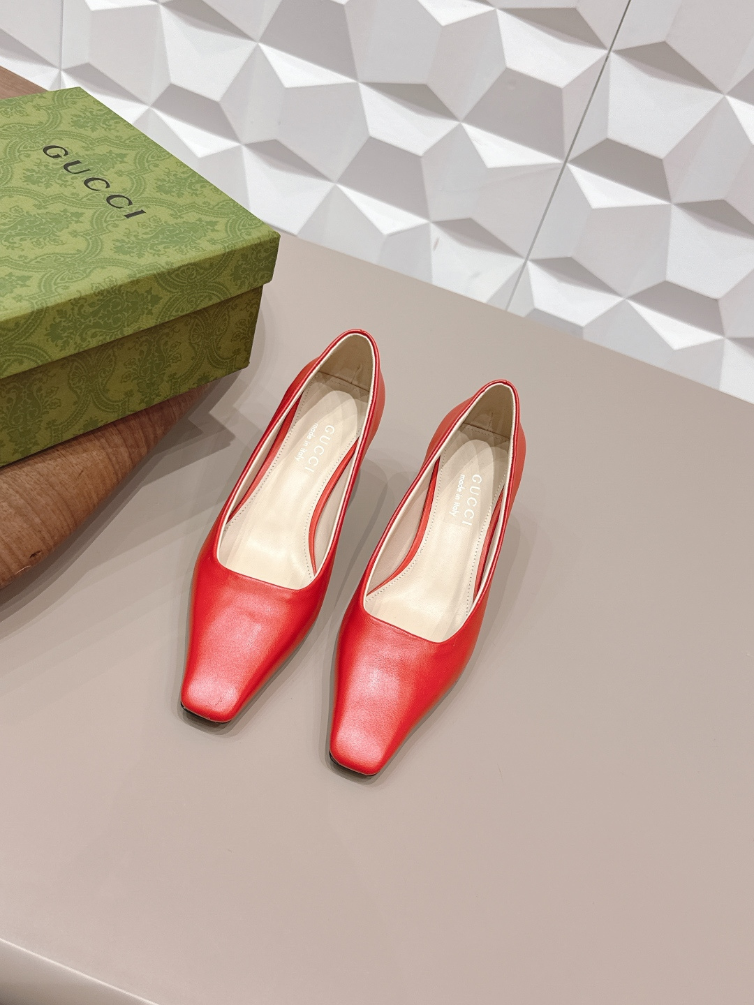 NO:748698,: 'Exclusive top version' G*ucci G*Chi 2026 vs spring and summer latest popular shoe series... [Square toe mid-heeled shoes] Original quality  Authentic European style, the upper foot is perfect to wear with this shoe. It is elegant and crystal clear. Regardless of the materials of the accessories, they are all customized one by one. You must go to get the original version. The whole series is full of exciting and external elements. The texture of different materials and the expression of texture and texture have a strong artistic atmosphere... Upper: Original customized sheepskin Lining: Original customized sheepskin Feet:  Original customized sheepskin outsole: Original customized genuine leather outsole Heel height: 5.5cm Packaging: Original full set of packaging Size: 35-39 (34.40.41.42 customization is not returnable) Color: Official website updated simultaneously, high heels sandals, sandals, high heels, sheepskin, Leather soles19860909: 《独家顶级版本》 G*ucci古*驰2026vs春夏最新爆款单鞋系列……【方头中跟单鞋】 原单品质 原汁原味的欧式风格,上脚非常完美穿搭上配此鞋,优雅大方,晶莹剔透,无论种各配件材质,都是家独一比一定制,必到做原版零距离,整系个列都充了满令兴人奋意和外的元结素合,不同材的质,肌的理面的料表现,具有极的浓艺术气息…… 鞋面: 原版定制羊皮 内里: 原版定制羊皮 垫脚: 原版定制羊皮 大底: 原版定制真皮大底 跟高: 5.5cm 包装: 原版全套包装 码数: 35-39(34.40.41.42定制不退换) 颜色:官网同步更新,高跟鞋凉鞋,sandals,high heels,sheepskin,Leather soles,Women's Shoes