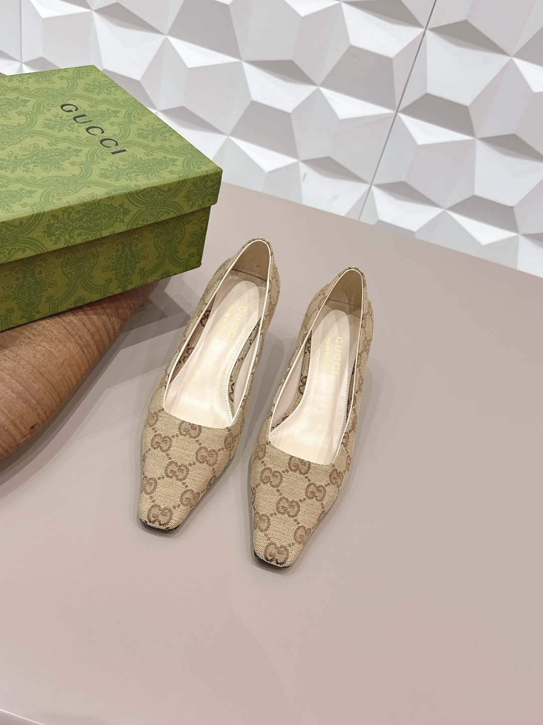 NO:748703,: 'Exclusive top version' G*ucci G*Chi 2026 vs spring and summer latest popular shoe series... [Square toe mid-heeled shoes] Original quality  Authentic European style, the upper and lower feet are perfectly matched with this shoe. It is elegant and crystal clear. Regardless of the materials of the accessories, they are all customized one by one. You must go to get the original version. The whole series is full of exciting and exciting combinations of elements. The texture of different materials and the expression of textured surfaces have a strong artistic atmosphere... Upper: Original customized jacquard fabric. Lining: Original customized sheepskin. Feet:  Original customized sheepskin outsole: Original customized genuine leather outsole Heel height: 5.5cm Packaging: Original full set of packaging Size: 35-39 (34.40.41.42 customization is not returnable) Color: Official website updated simultaneously, high heels sandals, sandals, high heels, sheepskin, Leather soles19860909: 《独家顶级版本》 G*ucci古*驰2026vs春夏最新爆款单鞋系列……【方头中跟单鞋】 原单品质 原汁原味的欧式风格,上脚非常完美穿搭上配此鞋,优雅大方,晶莹剔透,无论种各配件材质,都是家独一比一定制,必到做原版零距离,整系个列都充了满令兴人奋意和外的元结素合,不同材的质,肌的理面的料表现,具有极的浓艺术气息…… 鞋面: 原版定制提花布料 内里: 原版定制羊皮 垫脚: 原版定制羊皮 大底: 原版定制真皮大底 跟高: 5.5cm 包装: 原版全套包装 码数: 35-39(34.40.41.42定制不退换) 颜色:官网同步更新,高跟鞋凉鞋,sandals,high heels,sheepskin,Leather soles,Women's Shoes