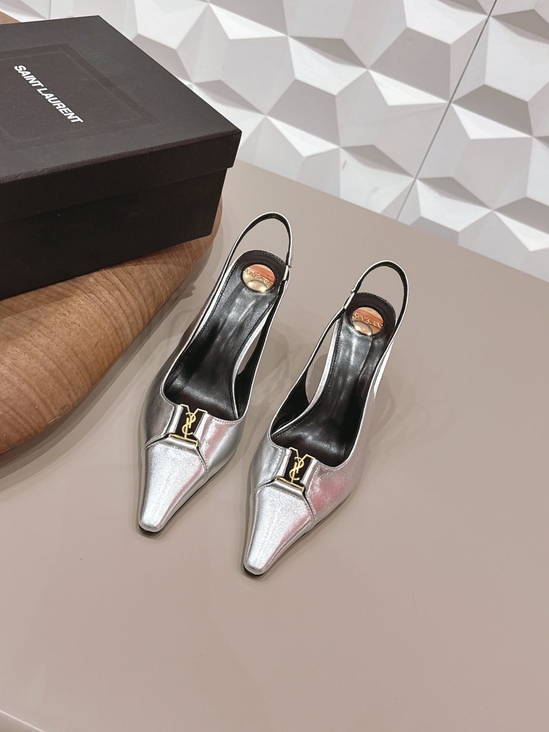 NO:748676,: 'Exclusive top version' SAIN*T LAUREN*T Saint Laurent 2026/vs early spring new fashion shoe series!  [Pointed toe high-heeled back shoes] This pair of high-heeled shoes is definitely a dark horse player. It is very good-looking and is popular among Internet celebrity bloggers. It makes the goddesses heart-beat, especially this square-toe series. It is simply addictive. It is super beautiful~ It is super dazzling in any light. It is really sparkling and attractive. The toe adopts the original one-to-one customized round toe, showing the golden classic of the Yves Saint Laurent brand. Go Material. Fabric: Original custom sheepskin. Lining: original custom sheepskin. Feet. Original custom sheepskin.  Original custom-made leather outsole. Heel height 7.5cm. Size 35-39 (customized at 34.40.41.42.). Original full package. Colors are updated simultaneously on the official website. High heels and sandals, saint laurent, saint laurent, sandals, high heels, sheepskin, Leather soles19860909: 《独家顶级版本》 SAIN*T LAUREN*T圣罗*兰2026/vs早春新品时装单鞋系列！【尖头高跟后空单鞋】  这双高跟单鞋绝对是黑马选手 颜值超高 网红博主火爆追捧 特让女神们心动 特别是这种方头系列 简直是中毒的节奏 超美～ 随便一个光线都超级亮眼 真是闪闪惹人爱上鞋头采用原版一比一定制圆头,展现出圣罗兰品牌的金典  Go 材质 面料原版定制羊皮 内里原版定制羊皮 垫脚原版定制羊皮 鞋底原版定制真皮大底 跟高7.5cm 码数35-39（34.40.41.42.定制） 包装原版全套包装 颜色官网同步更新,高跟鞋凉鞋,saint laurent,saint laurent,sandals,high heels,sheepskin,Leather soles,Women's Shoes