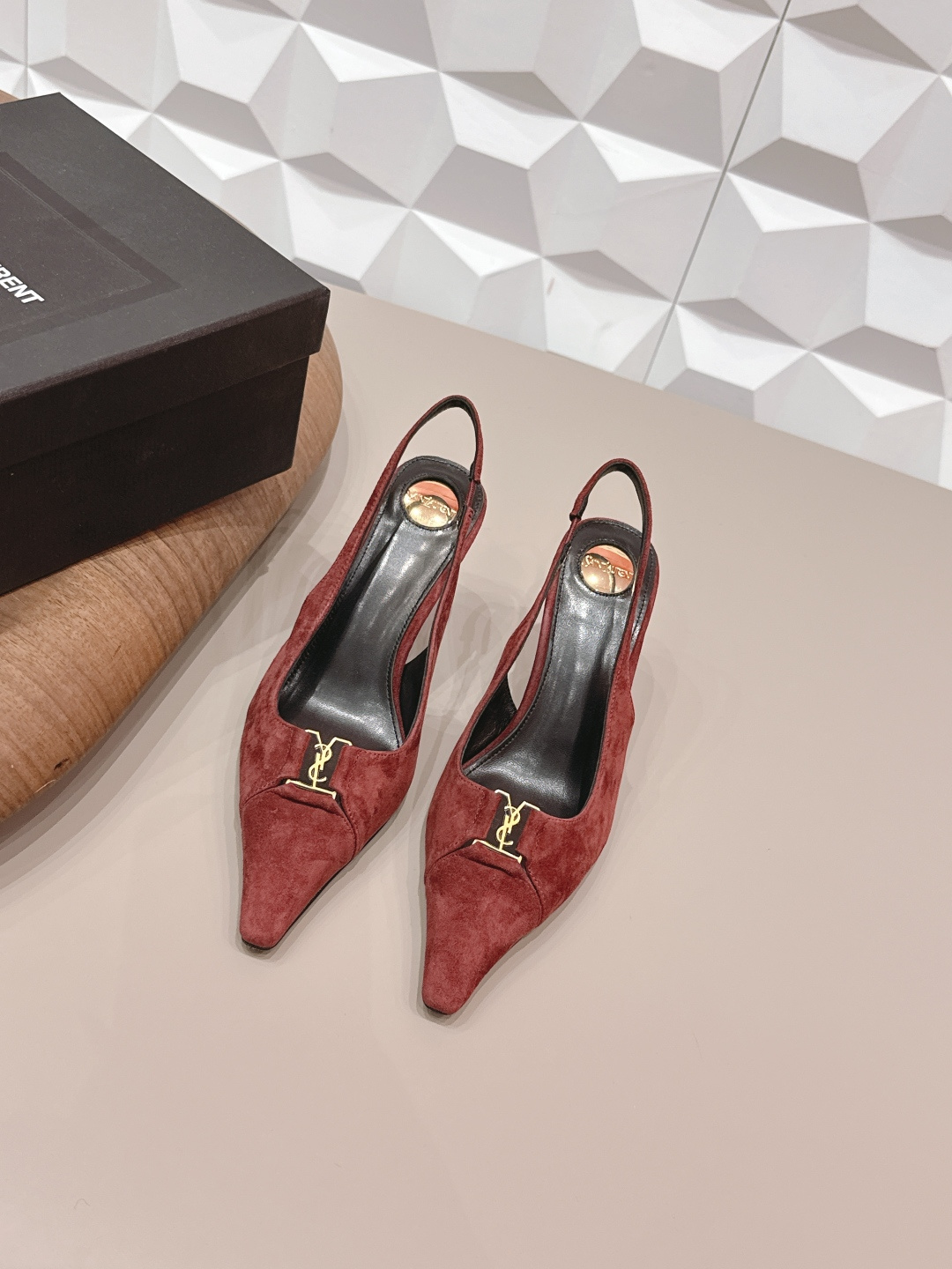 NO:748681,: 'Exclusive top version' SAIN*T LAUREN*T Saint Laurent 2026/vs early spring new fashion shoe series!  [Pointed toe high-heeled back shoes] This pair of high-heeled shoes is definitely a dark horse player. It is very good-looking and is very popular among Internet celebrity bloggers. It makes the goddesses excited, especially this square-toe series. It is simply addictive. It is super beautiful~ It is super dazzling in any light. It is really sparkling and attractive. The toe adopts the original one-to-one customized round toe, showing the golden classic of the Yves Saint Laurent brand. Go material. Fabric: Original customized cashmere. Lining: original customized sheepskin. Feet: original customized sheepskin.  Original custom-made leather outsole. Heel height 7.5cm. Size 35-39 (customized at 34.40.41.42.). Original full package. Colors are updated simultaneously on the official website. High heels and sandals, saint laurent, saint laurent, sandals, high heels, sheepskin, Leather soles19860909: 《独家顶级版本》 SAIN*T LAUREN*T圣罗*兰2026/vs早春新品时装单鞋系列！【尖头高跟后空单鞋】  这双高跟单鞋绝对是黑马选手 颜值超高 网红博主火爆追捧 特让女神们心动 特别是这种方头系列 简直是中毒的节奏 超美～ 随便一个光线都超级亮眼 真是闪闪惹人爱上鞋头采用原版一比一定制圆头,展现出圣罗兰品牌的金典  Go 材质 面料原版定制羊绒 内里原版定制羊皮 垫脚原版定制羊皮 鞋底原版定制真皮大底 跟高7.5cm 码数35-39（34.40.41.42.定制） 包装原版全套包装 颜色官网同步更新,高跟鞋凉鞋,saint laurent,saint laurent,sandals,high heels,sheepskin,Leather soles,Women's Shoes