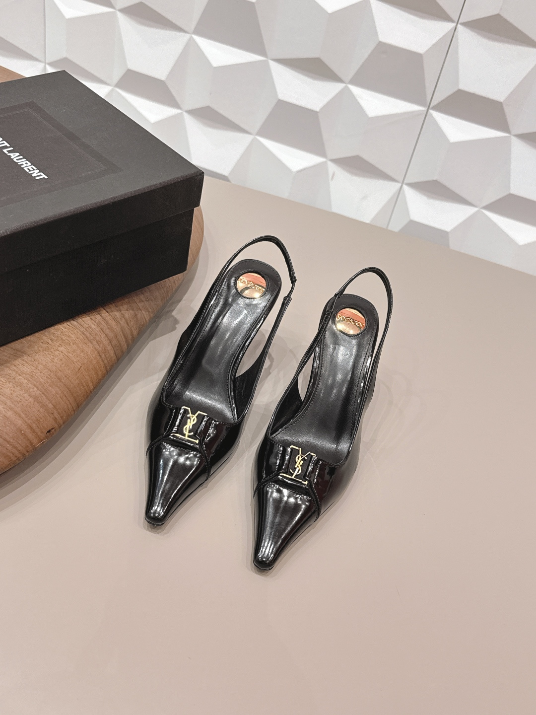 NO:748666,: 'Exclusive top version' SAIN*T LAUREN*T Saint Laurent 2026/vs early spring new fashion shoe series!  [Pointed toe high-heeled back shoes] This pair of high-heeled shoes is definitely a dark horse player. It is very good-looking and is popular among Internet celebrity bloggers. It makes the hearts of goddesses especially this square-toe series. It is simply addictive. It is super beautiful~ It is super bright in any light. It is really sparkling and attractive. I fall in love with the toe. It uses the original one-to-one customized round toe, showing the golden code of the Yves Saint Laurent brand. Go material. Fabric. Original custom open edge beads. Inside, original custom sheepskin.  Original custom-made sheepskin for the feet. Original custom-made leather outsole. Heel height 7.5cm. Size 35-39 (34.40.41.42.customized). Original full set of packaging. Color official website updated simultaneously, high heels and sandals, saint laurent, saint laurent, sandals, high heels, sheepskin, Leather soles.19860909: 《独家顶级版本》 SAIN*T LAUREN*T圣罗*兰2026/vs早春新品时装单鞋系列！【尖头高跟后空单鞋】  这双高跟单鞋绝对是黑马选手 颜值超高 网红博主火爆追捧 特让女神们心动 特别是这种方头系列 简直是中毒的节奏 超美～ 随便一个光线都超级亮眼 真是闪闪惹人爱上鞋头采用原版一比一定制圆头,展现出圣罗兰品牌的金典  Go 材质 面料原版定制开边珠 内里原版定制羊皮 垫脚原版定制羊皮 鞋底原版定制真皮大底 跟高7.5cm 码数35-39（34.40.41.42.定制） 包装原版全套包装 颜色官网同步更新,高跟鞋凉鞋,saint laurent,saint laurent,sandals,high heels,sheepskin,Leather soles,Women's Shoes