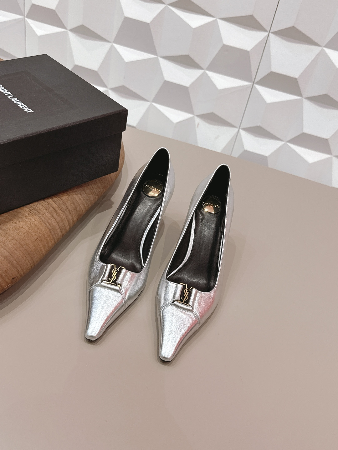 NO:748657,: 'Exclusive top version' SAIN*T LAUREN*T Saint Laurent 2026/vs early spring new fashion shoe series!  [Pointed-toe high-heeled shoes] This pair of high-heeled shoes is definitely a dark horse. They are very good-looking and are popular among Internet celebrity bloggers. They are especially popular among goddesses, especially this square-toe series. It is simply addictive. It is super beautiful~ It is super bright in any light. It is really sparkling and attractive. The toe adopts the original one-to-one custom round toe, showing the golden code of the Yves Saint Laurent brand. Go Material. Fabric: Original custom sheepskin. Lining: original custom sheepskin. Feet. Original custom sheepskin.  Original custom-made leather outsole. Heel height 7.5cm. Size 35-39 (customized at 34.40.41.42.). Original full package. Colors are updated simultaneously on the official website. High heels and sandals, saint laurent, saint laurent, sandals, high heels, sheepskin, Leather soles19860909: 《独家顶级版本》 SAIN*T LAUREN*T圣罗*兰2026/vs早春新品时装单鞋系列！【尖头高跟单鞋】  这双高跟单鞋绝对是黑马选手 颜值超高 网红博主火爆追捧 特让女神们心动 特别是这种方头系列 简直是中毒的节奏 超美～ 随便一个光线都超级亮眼 真是闪闪惹人爱上鞋头采用原版一比一定制圆头,展现出圣罗兰品牌的金典  Go 材质 面料原版定制羊皮 内里原版定制羊皮 垫脚原版定制羊皮 鞋底原版定制真皮大底 跟高7.5cm 码数35-39（34.40.41.42.定制） 包装原版全套包装 颜色官网同步更新,高跟鞋凉鞋,saint laurent,saint laurent,sandals,high heels,sheepskin,Leather soles,Women's Shoes