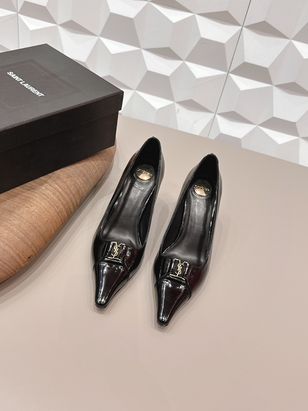 NO:748651,: 'Exclusive top version' SAIN*T LAUREN*T Saint Laurent 2026/vs early spring new fashion shoe series!  [Pointed-toe high-heeled shoes] This pair of high-heeled shoes is definitely a dark horse player. They are very good-looking and are popular among Internet celebrity bloggers. They are especially popular among goddesses. Especially this square-toe series is simply addictive. It is super beautiful~ It is super bright in any light. It is really sparkling and attractive. The toe adopts the original one-to-one customized round toe, showing the golden code of the Yves Saint Laurent brand. Go material. Original custom-made open edge beads for the fabric. Original custom-made sheepskin for the lining. Original custom-made sheepskin for the feet.  Original custom-made leather outsole. Heel height 7.5cm. Size 35-39 (customized at 34.40.41.42.). Original full package. Colors are updated simultaneously on the official website. High heels and sandals, saint laurent, saint laurent, sandals, high heels, sheepskin, Leather soles19860909: 《独家顶级版本》 SAIN*T LAUREN*T圣罗*兰2026/vs早春新品时装单鞋系列！【尖头高跟单鞋】  这双高跟单鞋绝对是黑马选手 颜值超高 网红博主火爆追捧 特让女神们心动 特别是这种方头系列 简直是中毒的节奏 超美～ 随便一个光线都超级亮眼 真是闪闪惹人爱上鞋头采用原版一比一定制圆头,展现出圣罗兰品牌的金典  Go 材质 面料原版定制开边珠 内里原版定制羊皮 垫脚原版定制羊皮 鞋底原版定制真皮大底 跟高7.5cm 码数35-39（34.40.41.42.定制） 包装原版全套包装 颜色官网同步更新,高跟鞋凉鞋,saint laurent,saint laurent,sandals,high heels,sheepskin,Leather soles,Women's Shoes