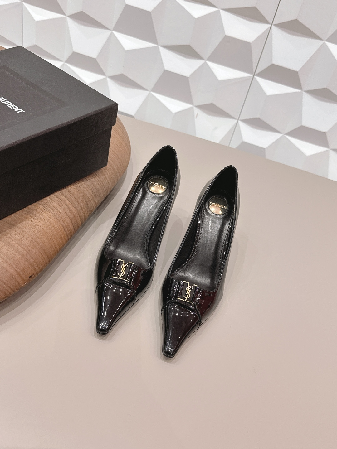 NO:748654,: 'Exclusive top version' SAIN*T LAUREN*T Saint Laurent 2026/vs early spring new fashion shoe series!  [Pointed-toe high-heeled shoes] This pair of high-heeled shoes is definitely a dark horse. They are very good-looking and are popular among Internet celebrity bloggers. They are especially exciting for goddesses, especially this square-toe series. It is simply addictive. It is super beautiful~ It is super bright in any light. It is really sparkling and attractive. The toe adopts the original one-to-one custom round toe, showing the golden code of the Yves Saint Laurent brand. Go Material. Fabric: Original custom patent leather. Lining: original custom sheepskin. Feet: original custom sheepskin.  Original custom-made leather outsole. Heel height 7.5cm. Size 35-39 (customized at 34.40.41.42.). Original full package. Colors are updated simultaneously on the official website. High heels and sandals, saint laurent, saint laurent, sandals, high heels, sheepskin, Leather soles19860909: 《独家顶级版本》 SAIN*T LAUREN*T圣罗*兰2026/vs早春新品时装单鞋系列！【尖头高跟单鞋】  这双高跟单鞋绝对是黑马选手 颜值超高 网红博主火爆追捧 特让女神们心动 特别是这种方头系列 简直是中毒的节奏 超美～ 随便一个光线都超级亮眼 真是闪闪惹人爱上鞋头采用原版一比一定制圆头,展现出圣罗兰品牌的金典  Go 材质 面料原版定制漆皮 内里原版定制羊皮 垫脚原版定制羊皮 鞋底原版定制真皮大底 跟高7.5cm 码数35-39（34.40.41.42.定制） 包装原版全套包装 颜色官网同步更新,高跟鞋凉鞋,saint laurent,saint laurent,sandals,high heels,sheepskin,Leather soles,Women's Shoes