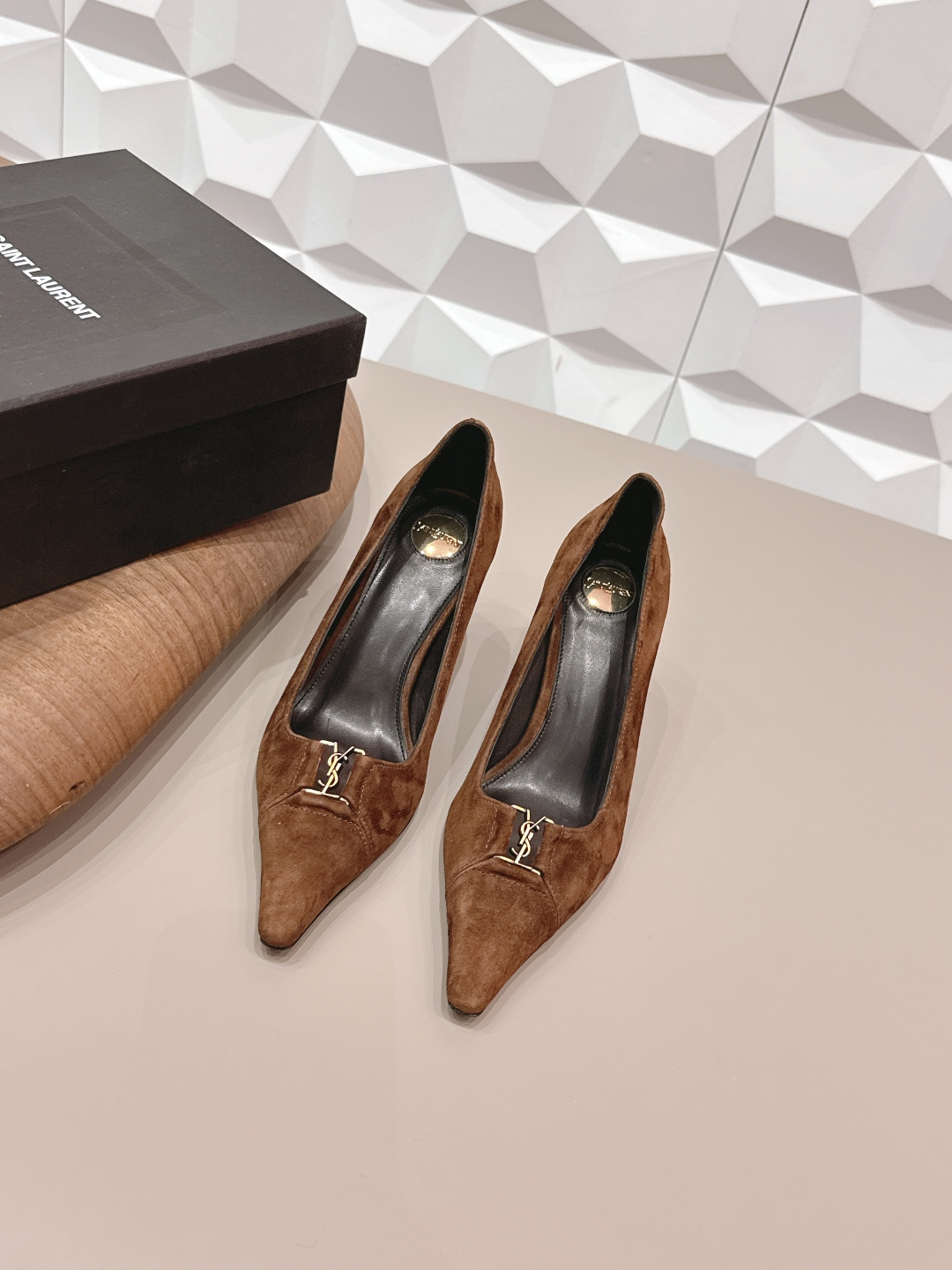 NO:748662,: 'Exclusive top version' SAIN*T LAUREN*T Saint Laurent 2026/vs early spring new fashion shoe series!  [Pointed-toe high-heeled shoes] This pair of high-heeled shoes is definitely a dark horse. They are very good-looking and are popular among Internet celebrity bloggers. They are very popular among goddesses, especially this square-toe series. It is simply addictive. It is super beautiful~ It is super bright in any light. It is really sparkling and attractive. The toe adopts the original one-to-one customized round toe, showing the golden classic of the Yves Saint Laurent brand. Go material. Fabric: Original custom cashmere. Lining original custom sheepskin. Feet original custom sheepskin.  Original custom-made leather outsole. Heel height 7.5cm. Size 35-39 (customized at 34.40.41.42.). Original full package. Colors are updated simultaneously on the official website. High heels and sandals, saint laurent, saint laurent, sandals, high heels, sheepskin, Leather soles19860909: 《独家顶级版本》 SAIN*T LAUREN*T圣罗*兰2026/vs早春新品时装单鞋系列！【尖头高跟单鞋】  这双高跟单鞋绝对是黑马选手 颜值超高 网红博主火爆追捧 特让女神们心动 特别是这种方头系列 简直是中毒的节奏 超美～ 随便一个光线都超级亮眼 真是闪闪惹人爱上鞋头采用原版一比一定制圆头,展现出圣罗兰品牌的金典  Go 材质 面料原版定制羊绒 内里原版定制羊皮 垫脚原版定制羊皮 鞋底原版定制真皮大底 跟高7.5cm 码数35-39（34.40.41.42.定制） 包装原版全套包装 颜色官网同步更新,高跟鞋凉鞋,saint laurent,saint laurent,sandals,high heels,sheepskin,Leather soles,Women's Shoes