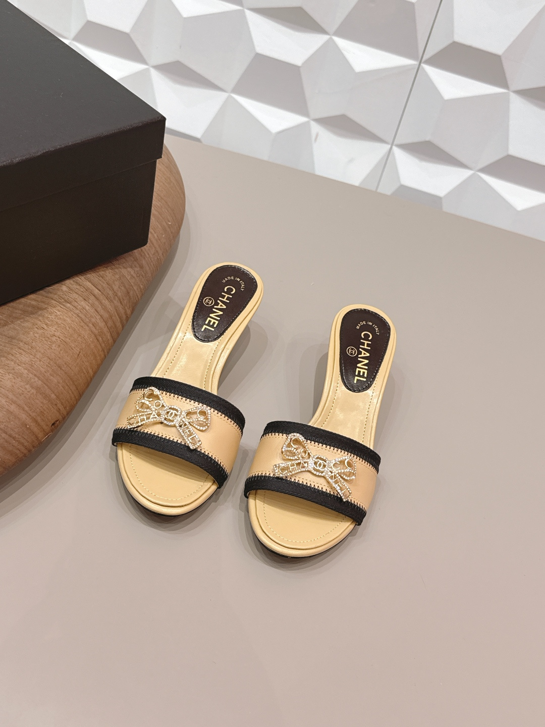 NO:748708,: 'Exclusive top version' CHANE*L Xiaoxiang 2026 vs the latest fashion sandals and shoes series in the early spring counter... [Round-toe bow sandals] Ms. Chanel loves simple and irresistible styles. The combination shows a unique dressing style, free mix and match to shine in place and follow the fashionable pace of Grandma Jinxiang!  !  !  The top-notch craftsmanship and texture are perfectly presented. No matter any details, you can compare them with the counters. You can enter and exit the counters at will with the best quality goods!  !  Fabric: Original customized sheepskin bow diamond buckle Lining: Original customized sheepskin Foot pads: Original customized sheepskin Outsole: Original customized leather outsole Heel height: 5.5cm Size: 35-39 (40.41. Customization is not returnable) Packaging: Original full set of packaging Color: Official website updated simultaneously, high heels and slippers, chanel, chanel, sandals, high heels, slippers, sheepskin, Leather soles19860909: 《独家顶级版本》  CHANE*L小香2026vs早春专柜最新时装凉鞋鞋系列……【圆头蝴蝶结凉鞋】  香奈儿女士钟爱简约又难以抗拒系 搭配展现与众不同的穿搭风格、自由混搭闪耀到位跟紧香奶奶时尚步伐！！！ 顶级工艺质感完美呈现,无论任何细节均可对比专柜,最好级别的顶级货,随意进出专柜！！ 面料: 原版定制羊皮蝴蝶结钻扣 内里: 原版定制羊皮 垫脚: 原版定制羊皮 大底: 原版定制真皮大底 跟高: 5.5cm 码数: 35-39（40.41.定制不退换） 包装: 原版全套包装 颜色: 官网同步更新,高跟鞋拖鞋,chanel,chanel,sandals,high heels,slippers,sheepskin,Leather soles,Women's Shoes