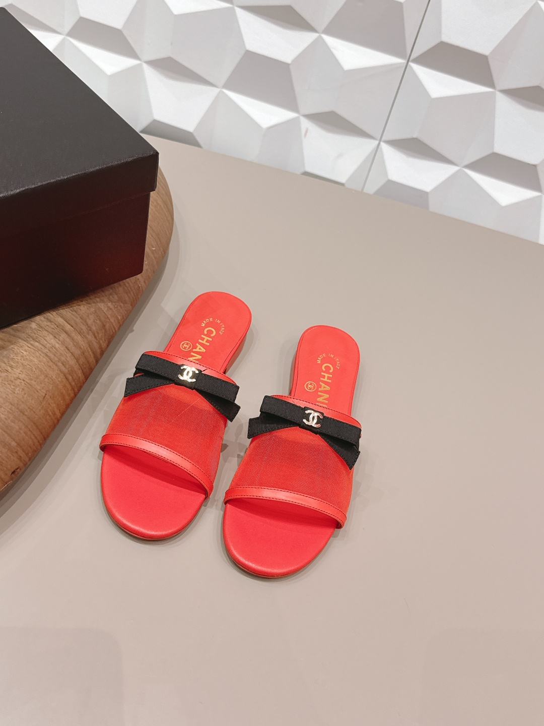 NO:748712,: 'Exclusive top version' CHANE*L Xiaoxiang 2026 vs the latest fashion sandals and shoes series in the early spring counter... [Round-toe bow sandals] Ms. Chanel loves simple and irresistible styles. The combination shows a unique dressing style, free mix and match to shine in place and follow the fashionable pace of Grandma Jinxiang!  !  !  The top-notch craftsmanship and texture are perfectly presented. No matter any details, you can compare them with the counters. You can enter and exit the counters at will with the best quality goods!  !  Fabric: Original customized sheepskin/customized mesh bow craft Lining: Original customized sheepskin Foot pads: Original customized sheepskin Outsole: Original customized leather outsole Heel height: 1.5cm Size: 35-39 (40.41.42. Customization is non-refundable) Packaging: Original full set of packaging Color: Official website updated simultaneously, high heels and slippers, chanel, chanel, sandals, high  heels,slippers,sheepskin,leather soles19860909: 《独家顶级版本》  CHANE*L小香2026vs早春专柜最新时装凉鞋鞋系列……【圆头蝴蝶结凉鞋】  香奈儿女士钟爱简约又难以抗拒系 搭配展现与众不同的穿搭风格、自由混搭闪耀到位跟紧香奶奶时尚步伐！！！ 顶级工艺质感完美呈现,无论任何细节均可对比专柜,最好级别的顶级货,随意进出专柜！！ 面料: 原版定制羊皮/定制网蝴蝶结工艺 内里: 原版定制羊皮 垫脚: 原版定制羊皮 大底: 原版定制真皮大底 跟高: 1.5cm 码数: 35-39（40.41.42.定制不退换） 包装: 原版全套包装 颜色: 官网同步更新,高跟鞋拖鞋,chanel,chanel,sandals,high heels,slippers,sheepskin,Leather soles,Women's Shoes