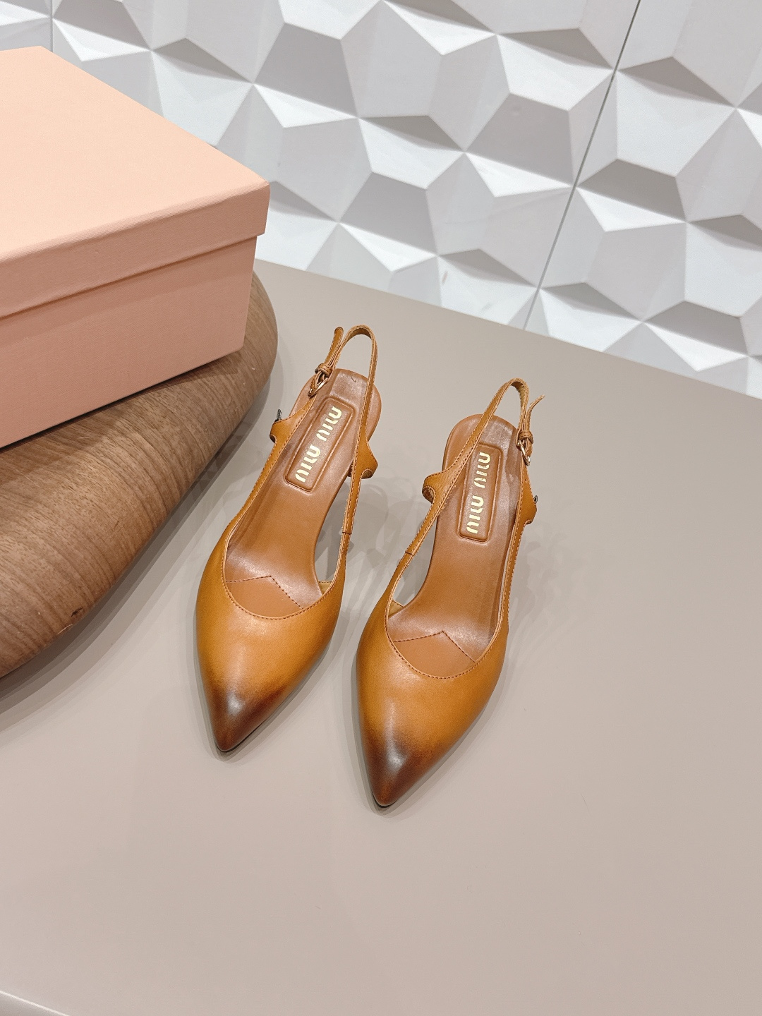 NO:748735,: 'Exclusive top version' MIUMIU Miu Miu 2026 vs early spring catwalk popular shoe series... [Pointed toe back empty shoes]  MIUMIU's spring and summer T-stage catwalk show is the same model as 'Dreams Never Sleep'. Miumiu can use it on important occasions. It has a fresh style with a touch of nobility. It is perfect to wear with this shoe. It is elegant and crystal clear, regardless of the material of various accessories.  , all are exclusively customized one to one, and must be zero distance from the original version. The entire series is full of exciting and unexpected combinations of elements, different materials, textures of fabrics, and a strong artistic atmosphere, allowing you to appreciate the ever-changing style of miumiu girls...  Upper: Original customized sheepskin Lining: Original customized sheepskin Foot pads: Original customized sheepskin Outsole: Original customized leather sole Heel height: 7.5CM Size: 35-39 (40. Customization is non-refundable) Packaging: Original full set of packaging Color: Official website updated simultaneously, high heels single shoes, miumiu, high heels, sheepskin19860909: 《独家顶级版本》 MIUMIU缪缪2026vs早春走秀爆款单鞋系列…… 【尖头后空单鞋】 MIUMIU春夏T台走秀网红同款＂造梦不夜城＂,miumiu能在重要场合上用得上了,小清新风带点贵气的感觉,上脚非常完美穿搭配上此鞋,优雅大方,晶莹剔透,无论各种配件材质,都是独家一比一定制,必做到原版零距离,整个系列都充满了令人兴奋和意外的元素结合,不同的材质,肌理的面料的表现,具有极浓的艺术气息,让你领略miumiu女孩的百变风格…… 鞋面:原版定制羊皮 内里:原版定制羊皮 垫脚:原版定制羊皮 大底:原版定制真皮底 跟高:7.5CM 码数:35-39（40.定制不退换) 包装:原版全套包装 颜色:官网同步更新,高跟鞋单鞋,miumiu,high heels,sheepskin,Women's Shoes