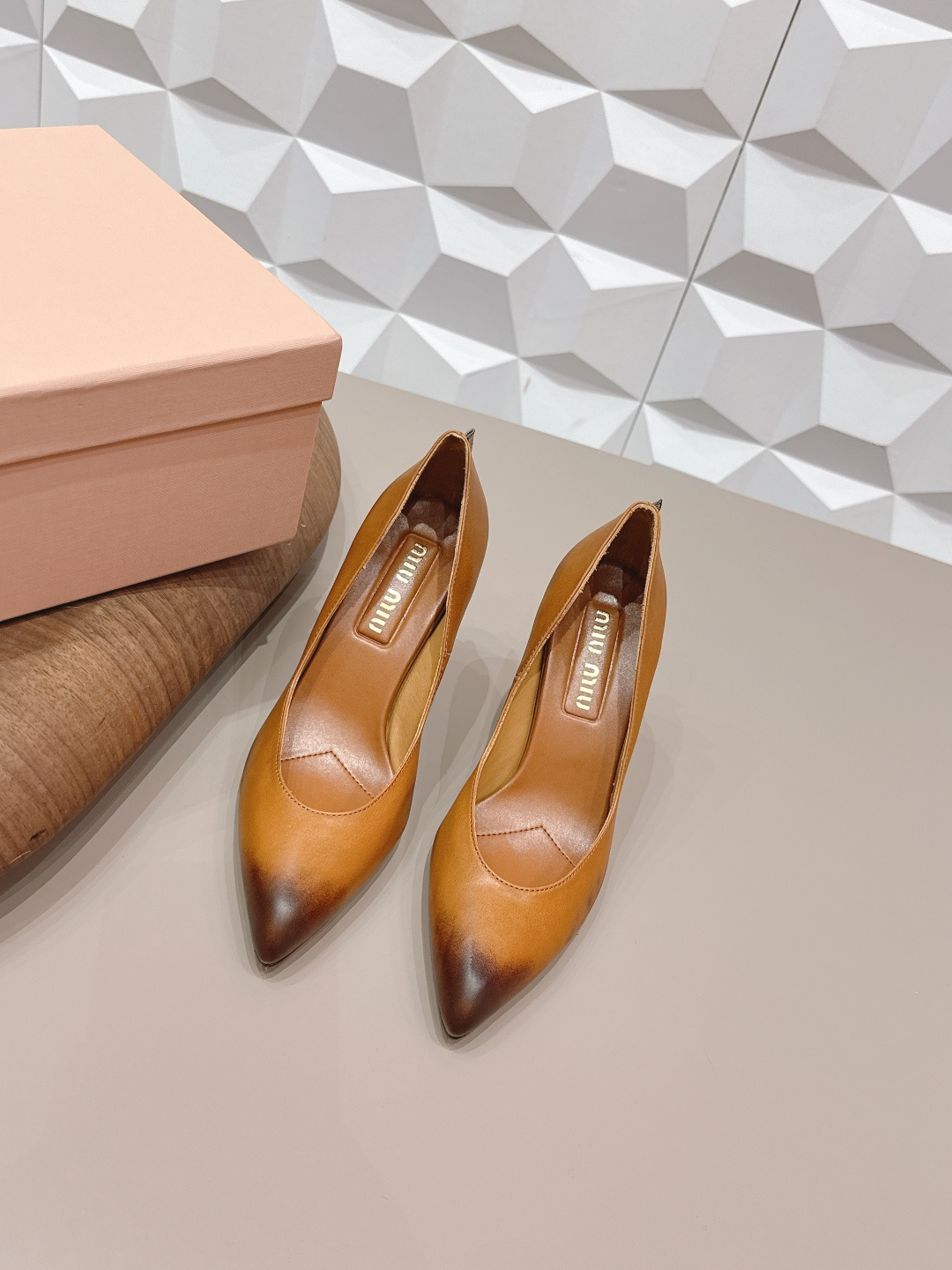 NO:748731,: 'Exclusive top version' MIUMIU Miu Miu 2026 vs early spring catwalk popular shoe series... [Pointed high-heeled shoes]  MIUMIU's spring and summer T-stage catwalk show is the same model as 'Dreams Never Sleep'. Miumiu can use it on important occasions. It has a fresh style with a touch of nobility. It is perfect to wear with this shoe. It is elegant and crystal clear, regardless of the material of various accessories.  , all are exclusively customized one to one, and must be zero distance from the original version. The entire series is full of exciting and unexpected combinations of elements, different materials, textures of fabrics, and a strong artistic atmosphere, allowing you to appreciate the ever-changing style of miumiu girls...  Upper: Original customized sheepskin Lining: Original customized sheepskin Foot pads: Original customized sheepskin Outsole: Original customized leather sole Heel height: 7.5CM Size: 35-39 (40. Customization is non-refundable) Packaging: Original full set of packaging Color: Official website updated simultaneously, high heels single shoes, miumiu, high heels, sheepskin19860909: 《独家顶级版本》 MIUMIU缪缪2026vs早春走秀爆款单鞋系列…… 【尖头高跟单鞋】 MIUMIU春夏T台走秀网红同款＂造梦不夜城＂,miumiu能在重要场合上用得上了,小清新风带点贵气的感觉,上脚非常完美穿搭配上此鞋,优雅大方,晶莹剔透,无论各种配件材质,都是独家一比一定制,必做到原版零距离,整个系列都充满了令人兴奋和意外的元素结合,不同的材质,肌理的面料的表现,具有极浓的艺术气息,让你领略miumiu女孩的百变风格…… 鞋面:原版定制羊皮 内里:原版定制羊皮 垫脚:原版定制羊皮 大底:原版定制真皮底 跟高:7.5CM 码数:35-39（40.定制不退换) 包装:原版全套包装 颜色:官网同步更新,高跟鞋单鞋,miumiu,high heels,sheepskin,Women's Shoes