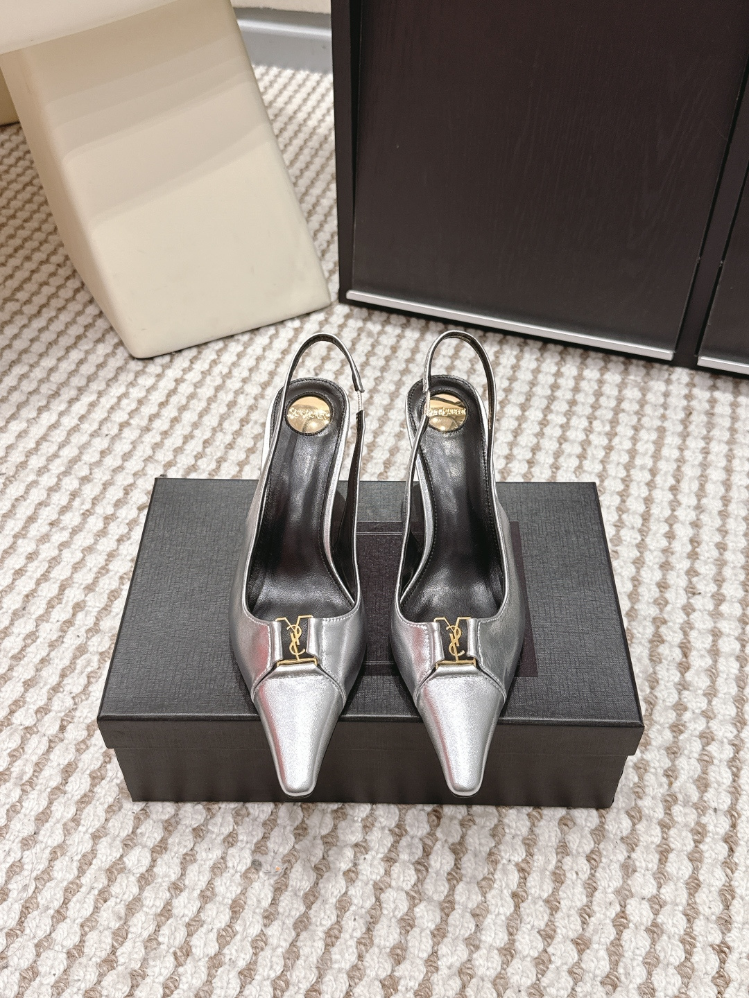 NO:788801,Purchasing agent YSL Saint Laurent 2026 spring and summer new style pointed toe high-heeled sandals single shoes YSL black pointed toe high-heeled sandals, classic empty back design + metal logo, simple and highly recognizable. 7.5cm stiletto heel, elongating the leg line, full of elegant temperament!  Made of genuine leather, it is soft and comfortable, and can be easily used for commuting, dinners, and parties. The black color is versatile, and can be matched with skirts and trousers as you like. You can easily switch between glamorous or romantic styles. It is a must-have item for your fashionable shoe cabinet!  Heel height 7.5cm Size 35-39 (40.41.42 customized, non-refundable), high heels and sandals, saint laurent, saint laurent, sandals, high heels, skirts19860909代购级 YSL圣罗兰2026春夏新款 尖头 后空 高跟凉鞋 单鞋 YSL黑色尖头高跟凉鞋,经典后空设计+金属Logo,简约又超有辨识度.7.5cm细跟,拉长腿部线条,优雅气质满分！真皮材质,柔软舒适,通勤、晚宴、派对都能轻松驾驭 黑色百搭,裙装裤装随心搭配,轻松切换御姐or浪漫风,是时尚精鞋柜必备单品！ 跟高 7.5cm Size 35-39（40.41.42定做不退换）,高跟鞋凉鞋,saint laurent,saint laurent,sandals,high heels,skirts,Women's Shoes