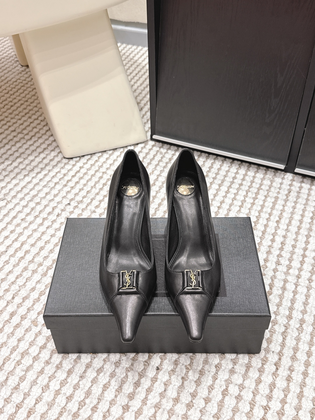 NO:788796,Purchasing agent YSL Saint Laurent 2026 spring and summer new style pointed toe high-heeled sandals single shoes YSL black pointed toe high-heeled sandals, classic empty back design + metal logo, simple and highly recognizable. 7.5cm stiletto heel, elongating the leg line, full of elegant temperament!  Made of genuine leather, it is soft and comfortable, and can be easily used for commuting, dinners, and parties. The black color is versatile, and can be matched with skirts and trousers as you like. You can easily switch between glamorous or romantic styles. It is a must-have item for your fashionable shoe cabinet!  Heel height 7.5cm Size 35-39 (40.41.42 custom-made, non-returnable), high-heeled shoes, saint laurent, saint laurent, sandals, high heels, skirts19860909代购级 YSL圣罗兰2026春夏新款 尖头 后空 高跟凉鞋 单鞋 YSL黑色尖头高跟凉鞋,经典后空设计+金属Logo,简约又超有辨识度.7.5cm细跟,拉长腿部线条,优雅气质满分！真皮材质,柔软舒适,通勤、晚宴、派对都能轻松驾驭 黑色百搭,裙装裤装随心搭配,轻松切换御姐or浪漫风,是时尚精鞋柜必备单品！ 跟高 7.5cm Size 35-39（40.41.42定做不退换）,高跟鞋单鞋,saint laurent,saint laurent,sandals,high heels,skirts,Women's Shoes