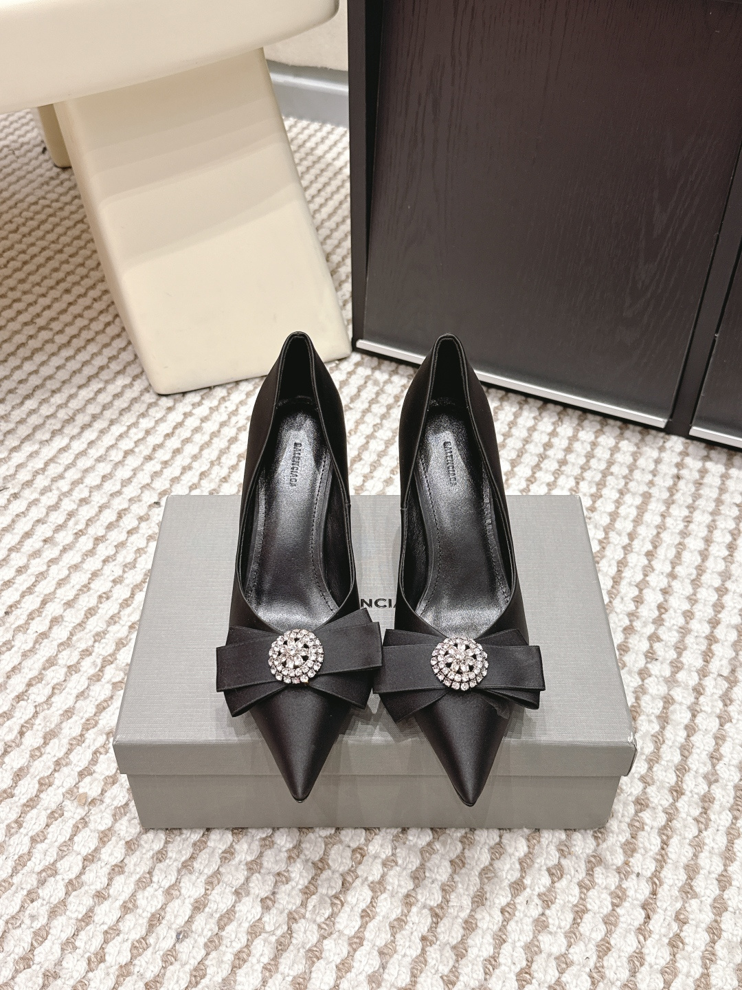 NO:725014,Purchasing agent Balenciaga (Balenciaga) classic pointed-toe high-heeled shoes and bow-knot shoes Balenciaga (Balenciaga) these black suede stiletto high-heeled shoes, pointed-toe design + 8cm stiletto heel, elegant and long legs!  The upper has a delicate velvet feel and is embellished with bows and rhinestones, giving it a full sense of sophistication. The shallow mouth design makes it easy to put on and take off, making it easy to handle for commuting and formal occasions. The size is 34-43, and sisters with wide feet can also choose the right one~ Pair it with a skirt or suit pants, which will make you look more elegant, perfect for the workplace and parties!  Size 35-39 (34.40.41.42.43 custom-made, non-refundable), high-heeled shoes, balenciaga, balenciaga, high heels, skirts, business suit19860909代购级 Balenciaga（巴黎世家） 经典尖头高跟鞋 蝴蝶结单鞋 Balenciaga（巴黎世家）这款黑色绒面细跟高跟鞋,尖头设计+8cm细跟,优雅又显腿长！鞋面绒感细腻,蝴蝶结+水钻点缀,精致感满满 浅口设计,穿脱方便,通勤、正式场合都能轻松驾驭.尺码34-43,宽脚姐妹也能选到合适的哦～搭配裙装或西装裤,气质直接拉满,职场&派对都超适合！ Size 35-39（34.40.41.42.43定做不退换）,高跟鞋单鞋,balenciaga,balenciaga,high heels,skirts,business suit,Women's Shoes
