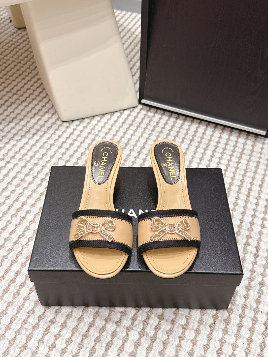 NO:749754,Purchasing agent Chanel 2026 new spring and summer stiletto and bow slippers. This pair of Chanel metal chain slippers is the 'top-notch' among classic styles. It adopts the iconic double-layer metal chain design and is matched with a soft leather upper. The sole is flat or slightly thick, which is both comfortable and recognizable. Whether it is black, white, burgundy or beige, they all have a sense of luxury and are an indispensable 'finishing touch' in the spring and summer wardrobe.  It is not only suitable for daily commuting, but also can be easily used in parties, dates and other occasions. It is a truly versatile item that can be worn in many ways. Size 35-39 (40.41.42 custom-made, non-returnable), high heels and slippers, chanel, chanel, high heels, slippers19860909代购级 Chanel香奈儿 2026春夏新款 细跟 蝴蝶结一字拖鞋 这双Chanel金属链条拖鞋是经典款中的“顶流”,采用标志性的双层金属链条设计,搭配柔软皮革鞋面,鞋底为平底或微厚底,舒适度与辨识度兼具. 无论是黑色、白色、酒红色还是米色,都自带高级感,是春夏衣橱里不可或缺的“点睛之笔”. 它既适合日常通勤,也能轻松驾驭派对、约会等场合,是真正“一鞋多穿”的百搭单品. Size 35-39（40.41.42定做不退换）,高跟鞋拖鞋,chanel,chanel,high heels,slippers,Women's Shoes