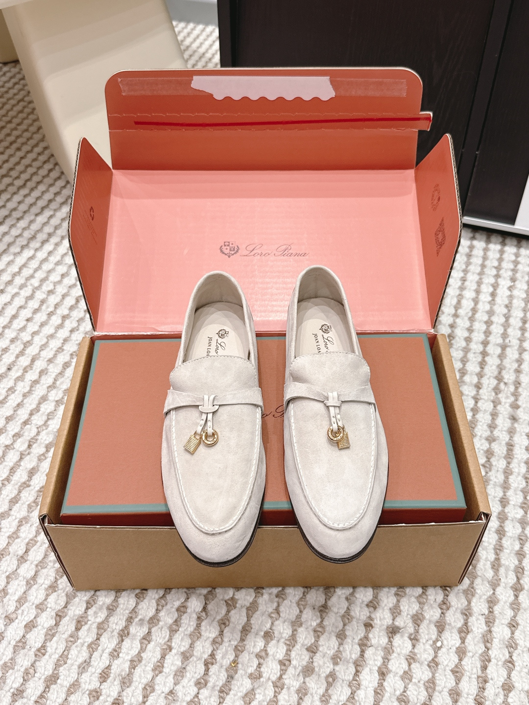 NO:749628,Purchasing level | 1159 Loro Piana Summer Walk 2026 spring and summer new style flat loafers. Loro Piana Summer Walk loafers are made of lambskin imported from Italy. They are soft and delicate. The unlined design is super comfortable and suitable for long-term wear. Environmentally friendly rubber soles are light and wear-resistant. They are OK for commuting or walking for a long time!  Tassel metal lock + Morandisha pink, low-key and elegant, versatile skirt and trousers, easy to create an 'old money style' outfit. It is also friendly to wide feet or flat feet. It is very popular in the fashion circle, comfortable and fashionable. I really recommend it!  Size 35-39 (40.41 custom-made, non-refundable), loafers, loro piana, loafers, skirts, sheepskin19860909代购级｜1159 Loro Piana Summer Walk2026春夏新款 平底 乐福鞋 Loro Piana Summer Walk乐福鞋,采用意大利进口小羊皮,柔软细腻,无衬里设计超舒适,适合长时间穿着 环保橡胶鞋底,轻便耐磨,通勤或长时间行走都OK！流苏金属锁扣+莫兰迪沙粉色,低调优雅,百搭裙装裤装,轻松打造“老钱风”穿搭 宽脚或扁平足也友好,时尚圈超火,舒适又时髦,真的很推荐！ Size 35-39（40.41订做不退换）,乐福鞋,loro piana,loafers,skirts,sheepskin,Women's Shoes