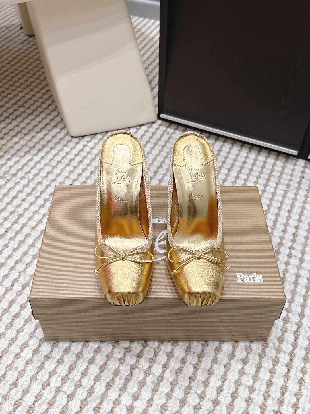 Женские золотые туфли-лодочки Christian Louboutin с бантом