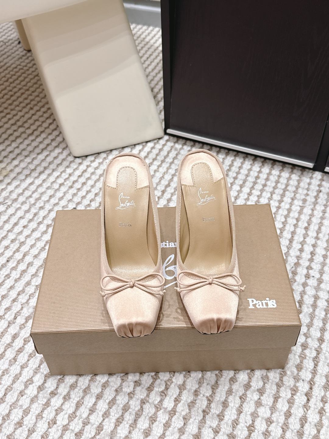 Туфли Christian Louboutin Follies Strass с бантом, телесный