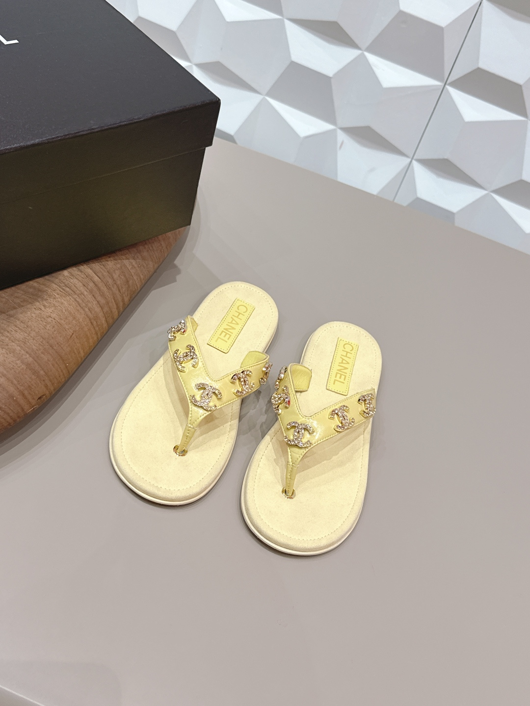 NO:759800,CHANE*L Xiaoxiang 2026 vs early spring popular sandals series... [Round-toe thong sandals] Customized leather surface, color, customized unique leather strapping complex craftsmanship, Milan catwalk main recommendation, super hot. High-end handmade series, really beautiful!  The upper foot is super good-looking, playful and high-end, the thick sole adds height and is versatile, a must-have for summer... The fabric is made with original custom plaid flower buckle technology. The inner lining is made of original custom sheepskin. The foot pad is made of original custom lambskin bag midsole. The outsole is an original genuine leather combination sole. The packaging is the original full set. The code number is 35-39 (40.41. Customization is non-returnable). The colors are updated simultaneously on the official website, split-toe shoes, chanel, sandals, sheepskin.19860909CHANE*L小香2026vs早春爆款凉鞋系列……【圆头夹趾凉拖】 定制皮面、颜色、定制独特的穿皮条复杂工艺、米兰走秀主推款,超火爆. 高级手工系列,真的太美了！上脚超级好看,俏皮又高级,厚底增高百搭 夏日必备…… 面料原版定制格子布花扣工艺 内里原版定制羊皮 垫脚原版定制羊纹包中底 大底原版真皮组合底 包装原版全套包装 码数35-39（40.41.定制不退换） 颜色官网同步更新,分趾鞋,chanel,sandals,sheepskin,Women's Shoes