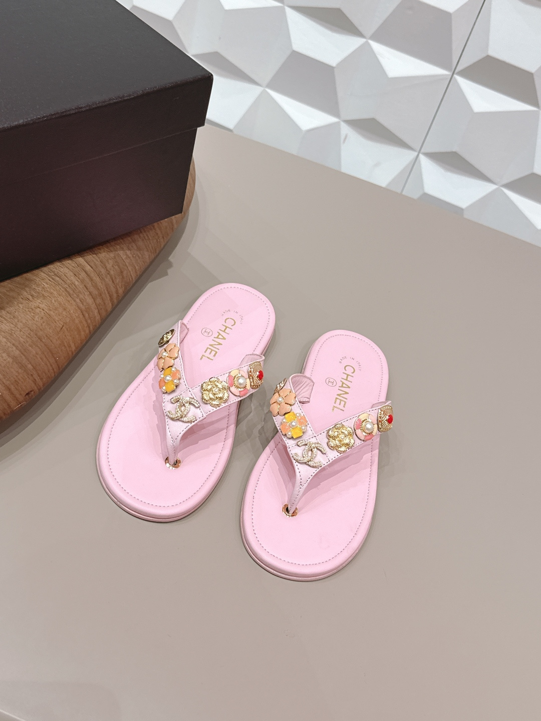 NO:722518,'Exclusive top version' CHANE*L Xiaoxiang 2026 vs early spring popular sandals series... [Round-toe thong sandals] Customized leather surface, color, customized unique leather strapping complex craftsmanship, Milan catwalk main recommendation, super hot. High-end handmade series, really beautiful!  The upper foot is super good-looking, playful and high-end, the thick sole adds height and is versatile, a must-have for summer... The fabric is made of original custom sheepskin flower buckle technology. The inner lining is original custom sheepskin. The foot pad is an original custom sheepskin package midsole. The outsole is an original genuine leather combination sole. The packaging is the original full set. The code number is 35-39 (40.41. Customization is non-returnable). The colors are updated simultaneously on the official website, split-toe shoes, chanel, sandals, sheepskin.19860909《独家顶级版本》 CHANE*L小香2026vs早春爆款凉鞋系列……【圆头夹趾凉拖】 定制皮面、颜色、定制独特的穿皮条复杂工艺、米兰走秀主推款,超火爆. 高级手工系列,真的太美了！上脚超级好看,俏皮又高级,厚底增高百搭 夏日必备…… 面料原版定制羊皮花扣工艺 内里原版定制羊皮 垫脚原版定制羊纹包中底 大底原版真皮组合底 包装原版全套包装 码数35-39（40.41.定制不退换） 颜色官网同步更新,分趾鞋,chanel,sandals,sheepskin,Women's Shoes