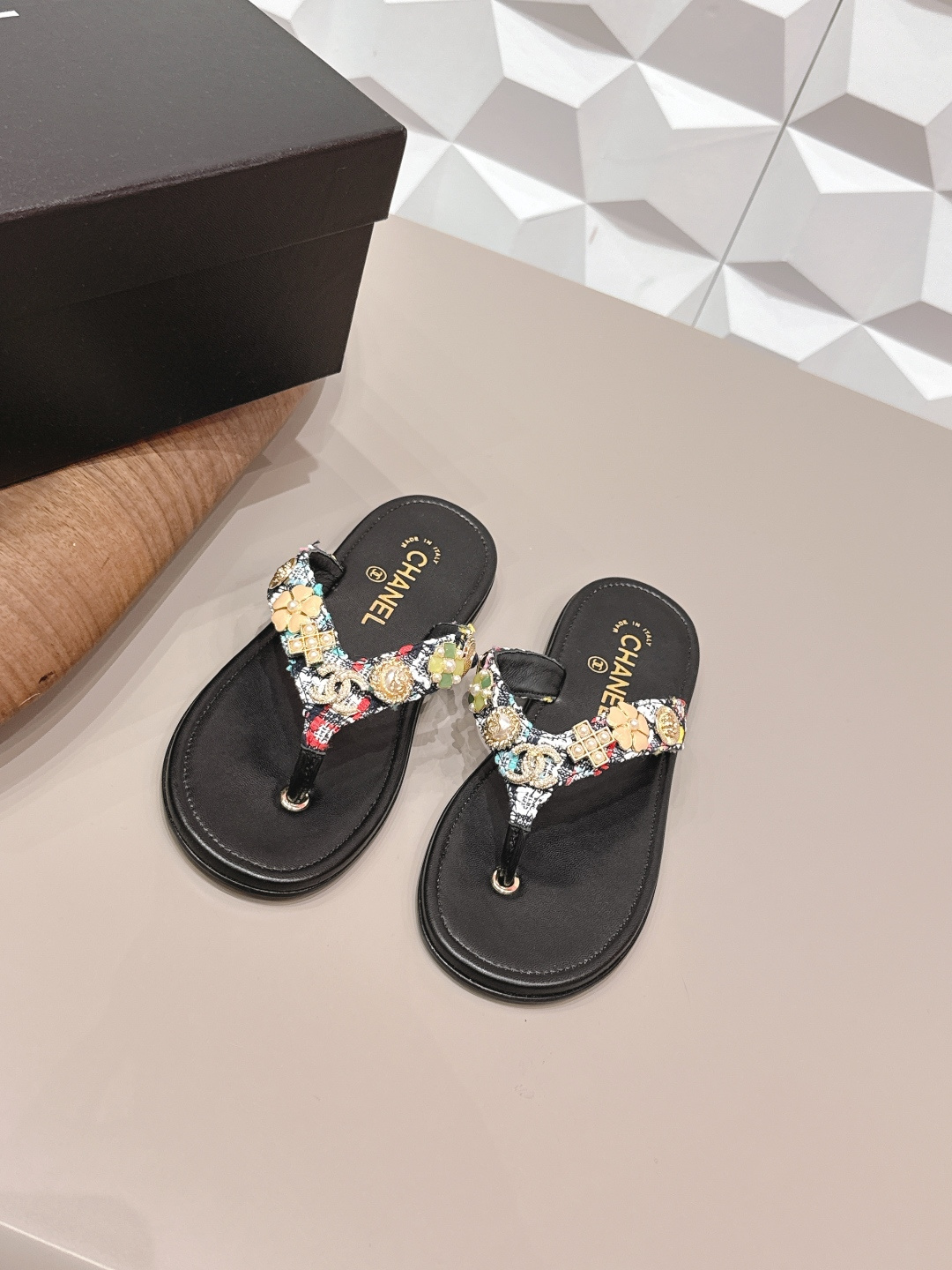 NO:722552,'Exclusive top version' CHANE*L Xiaoxiang 2026 vs early spring popular sandals series... [Round-toe thong sandals] Customized leather surface, color, customized unique leather strapping complex craftsmanship, Milan catwalk main recommendation, super hot. High-end handmade series, really beautiful!  The upper foot is super good-looking, playful and high-end, the thick sole adds height and is versatile, a must-have for summer... The fabric is made with original custom plaid flower buckle technology. The inner lining is made of original custom sheepskin. The foot pad is made of original custom lambskin bag midsole. The outsole is an original genuine leather combination sole. The packaging is the original full set. The code number is 35-39 (40.41. Customization is non-returnable). The colors are updated simultaneously on the official website, split-toe shoes, chanel, sandals, sheepskin.19860909《独家顶级版本》 CHANE*L小香2026vs早春爆款凉鞋系列……【圆头夹趾凉拖】 定制皮面、颜色、定制独特的穿皮条复杂工艺、米兰走秀主推款,超火爆. 高级手工系列,真的太美了！上脚超级好看,俏皮又高级,厚底增高百搭 夏日必备…… 面料原版定制格子布花扣工艺 内里原版定制羊皮 垫脚原版定制羊纹包中底 大底原版真皮组合底 包装原版全套包装 码数35-39（40.41.定制不退换） 颜色官网同步更新,分趾鞋,chanel,sandals,sheepskin,Women's Shoes