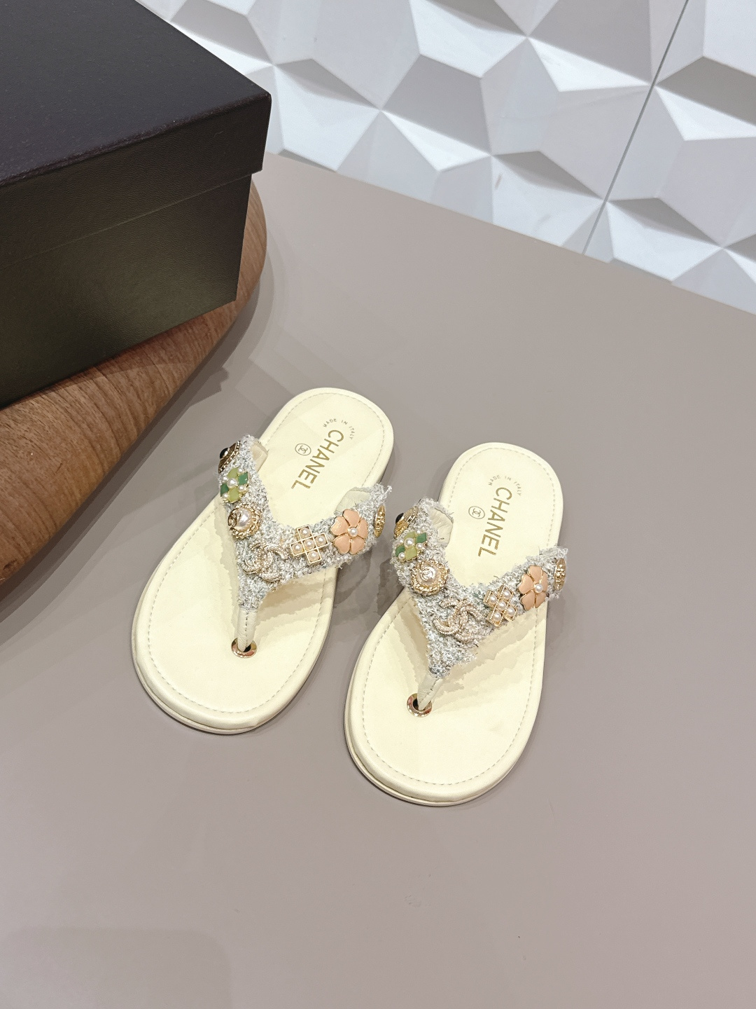 NO:722513,'Exclusive top version' CHANE*L Xiaoxiang 2026 vs early spring popular sandals series... [Round-toe thong sandals] Customized leather surface, color, customized unique leather strapping complex craftsmanship, Milan catwalk main recommendation, super hot. High-end handmade series, really beautiful!  The upper foot is super good-looking, playful and high-end, the thick sole adds height and is versatile, a must-have for summer... The fabric is made with original custom plaid flower buckle technology. The inner lining is made of original custom sheepskin. The foot pad is made of original custom lambskin bag midsole. The outsole is an original genuine leather combination sole. The packaging is the original full set. The code number is 35-39 (40.41. Customization is non-returnable). The colors are updated simultaneously on the official website, split-toe shoes, chanel, sandals, sheepskin.19860909《独家顶级版本》 CHANE*L小香2026vs早春爆款凉鞋系列……【圆头夹趾凉拖】 定制皮面、颜色、定制独特的穿皮条复杂工艺、米兰走秀主推款,超火爆. 高级手工系列,真的太美了！上脚超级好看,俏皮又高级,厚底增高百搭 夏日必备…… 面料原版定制格子布花扣工艺 内里原版定制羊皮 垫脚原版定制羊纹包中底 大底原版真皮组合底 包装原版全套包装 码数35-39（40.41.定制不退换） 颜色官网同步更新,分趾鞋,chanel,sandals,sheepskin,Women's Shoes