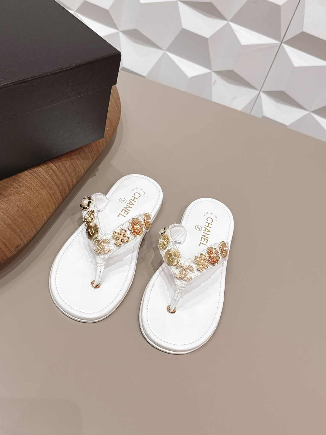 NO:722507,'Exclusive top version' CHANE*L Xiaoxiang 2026 vs early spring popular sandals series... [Round-toe thong sandals] Customized leather surface, color, customized unique leather strapping complex craftsmanship, Milan catwalk main recommendation, super hot. High-end handmade series, really beautiful!  The upper foot is super good-looking, playful and high-end, the thick sole adds height and is versatile, a must-have in summer... The fabric is made of original custom terry cloth flower buckle technology. The inner lining is original custom sheepskin. The foot pad is the original custom lambskin bag midsole. The outsole is the original genuine leather combination sole. The packaging is the original full set. The code number is 35-39 (40.41. Customization is non-returnable). The colors are updated simultaneously on the official website, split-toe shoes, chanel, sandals, sheepskin.19860909《独家顶级版本》 CHANE*L小香2026vs早春爆款凉鞋系列……【圆头夹趾凉拖】 定制皮面、颜色、定制独特的穿皮条复杂工艺、米兰走秀主推款,超火爆. 高级手工系列,真的太美了！上脚超级好看,俏皮又高级,厚底增高百搭 夏日必备…… 面料原版定制毛巾布花扣工艺 内里原版定制羊皮 垫脚原版定制羊纹包中底 大底原版真皮组合底 包装原版全套包装 码数35-39（40.41.定制不退换） 颜色官网同步更新,分趾鞋,chanel,sandals,sheepskin,Women's Shoes