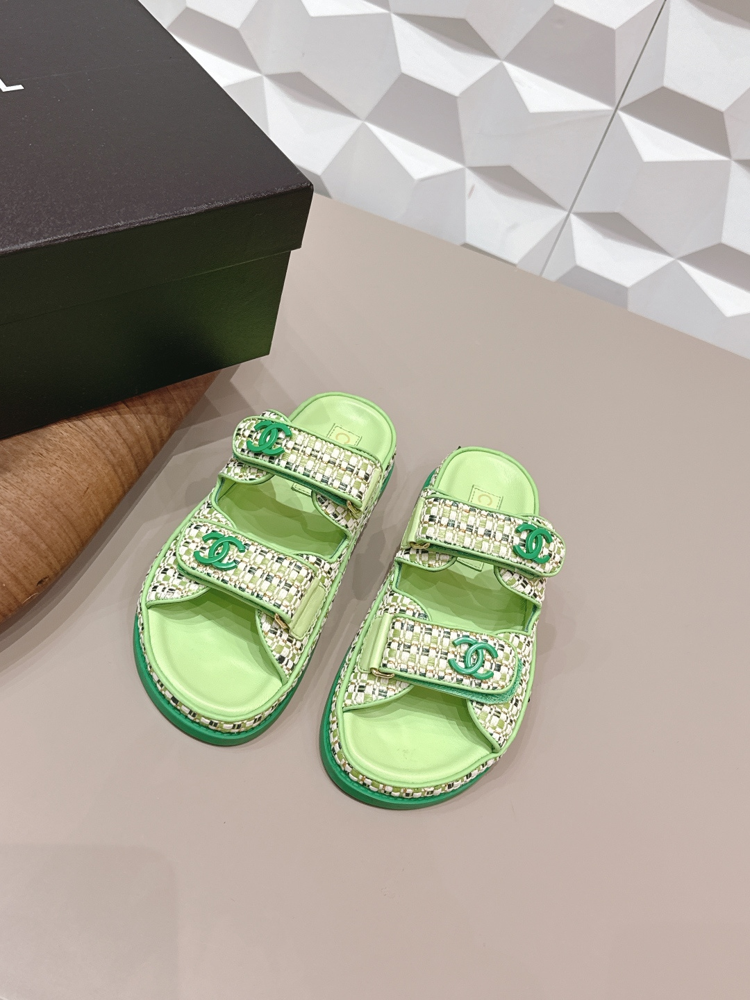 NO:722533,Genuine leather sole 30 'Exclusive top version' CHANE*L Xiaoxiang 2026 vs early spring hot sandal series... [Round-head beach sandals] Customized leather surface, color, customized unique leather strapping complex craftsmanship, Milan catwalk main recommendation, super hot. High-end handmade series, really beautiful!  The upper foot is super good-looking, playful and high-end, the thick sole adds height and is versatile, a must-have in summer... The fabric is made of original customized sheepskin/straw color-blocking technology. The inner lining is made of original customized sheepskin. The foot pads are made of original customized sheepskin water platform. The outsole is the original combination sole (rubber and genuine leather are available in 2 types). The packaging is the original complete package. The code number is 35-39 (40.41. Customization is not returnable)  The color official website is updated simultaneously, slippers and sandals, chanel, sandals, slippers, espadrilles, sheepskin19860909真皮底30《独家顶级版本》 CHANE*L小香2026vs早春爆款凉鞋系列……【圆头沙滩凉拖】 定制皮面、颜色、定制独特的穿皮条复杂工艺、米兰走秀主推款,超火爆. 高级手工系列,真的太美了！上脚超级好看,俏皮又高级,厚底增高百搭 夏日必备…… 面料原版定制羊皮/草编拼色工艺 内里原版定制羊皮 垫脚原版定制羊纹包水台 大底原版组合底（橡胶和真皮2种可选） 包装原版全套包装 码数35-39（40.41.定制不退换） 颜色官网同步更新,拖鞋凉鞋,chanel,sandals,slippers,espadrilles,sheepskin,Women's Shoes