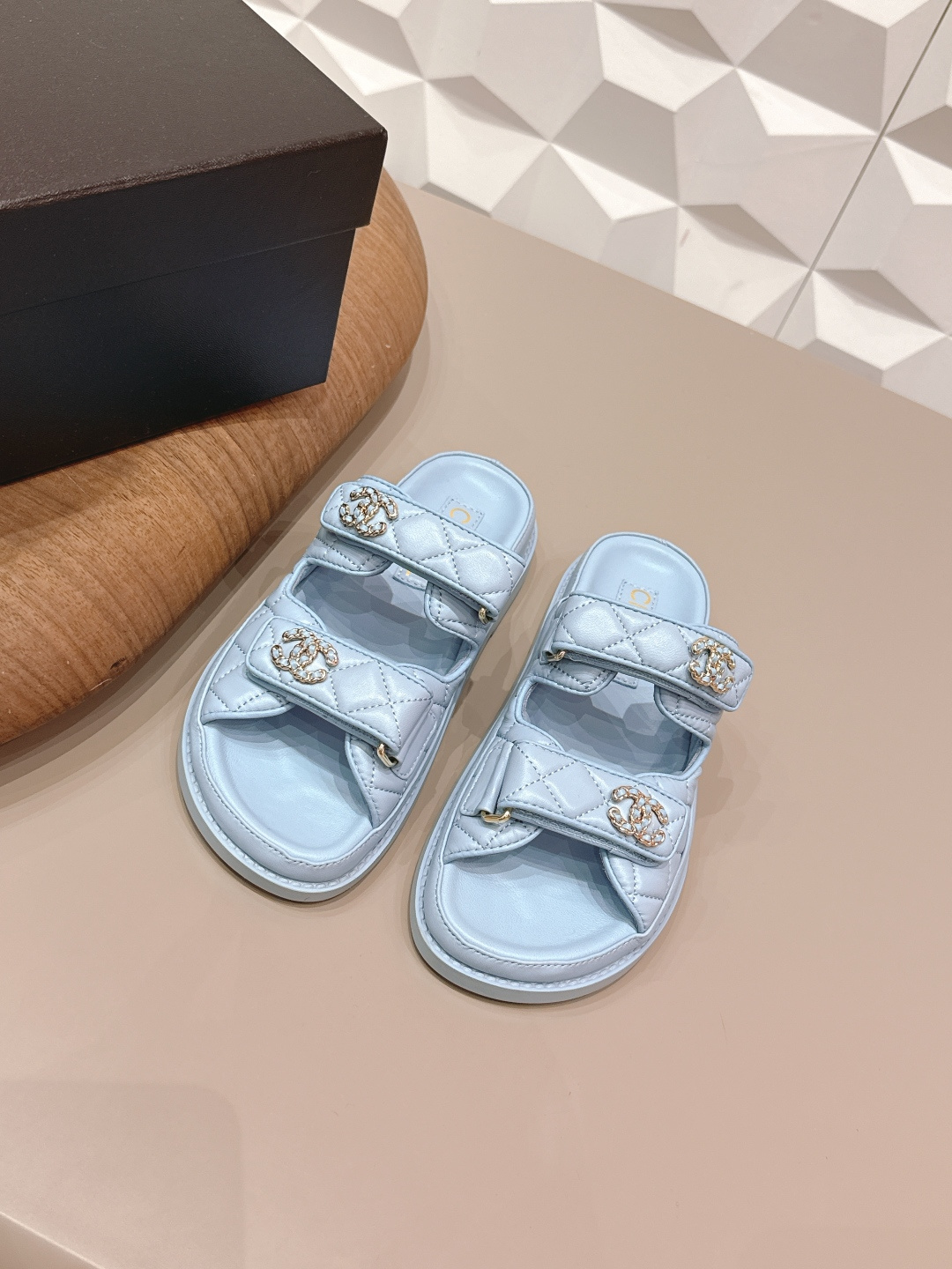 NO:722528,Genuine leather sole 30 'Exclusive top version' CHANE*L Xiaoxiang 2026 vs early spring hot sandal series... [Round-head beach sandals] Customized leather surface, color, customized unique leather strapping complex craftsmanship, Milan catwalk main recommendation, super hot. High-end handmade series, really beautiful!  The upper foot is super good-looking, playful and high-end, the thick sole increases height and is versatile, a must-have in summer... The fabric is made of original custom-made sheepskin with diamond buckle technology. The inner lining is made of original custom-made sheepskin. The foot pads are made of original custom-made sheepskin water platform. The outsole is the original combination sole (rubber and genuine leather are available in 2 options). The or19860909真皮底30《独家顶级版本》 CHANE*L小香2026vs早春爆款凉鞋系列……【圆头沙滩凉拖】 定制皮面、颜色、定制独特的穿皮条复杂工艺、米兰走秀主推款,超火爆. 高级手工系列,真的太美了！上脚超级好看,俏皮又高级,厚底增高百搭 夏日必备…… 面料原版定制羊皮钻扣工艺 内里原版定制羊皮 垫脚原版定制羊纹包水台 大底原版组合底（橡胶和真皮2种可选） 包装原版全套包装 码数35-39（40.41.定制不退换） 颜色官网同步更新,拖鞋凉鞋,chanel,sandals,slippers,sheepskin,Women's Shoes