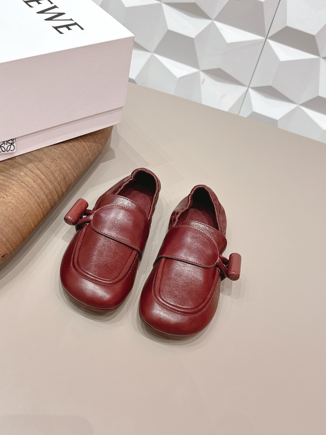 NO:722175,: 'Exclusive top version' L*OEWE Luo*Yiwei 26 vs the latest Loaf shoes series in early spring... [Round-toe wrinkled loafers] Yang Mi's same style of simple square and round-toe wrinkled craft shoes without any complicated decorations, pure and minimalist, comfortable without losing the retro literary and artistic temperament, worth buying No matter how fashion changes, loafers have always been one of our must-have items  The simple yet thoughtful shoe design is very suitable for daily wear with a bit of British style!  Fabric: Original custom cowhide wrinkle process Lining: Original custom sheepskin Foot pads: Original custom cowhide Outsole: Original molded non-slip outsole Size: 35-39 (40 customized) Packaging: Original full set of packaging Color: Official website synchronized 3 colors, ballet shoes, loafers, cowhide, sheepskin19860909: 《独家顶级版本》 L*OEWE罗*意威26vs早春最新乐福单鞋系列……【圆头拉皱乐福单鞋】 杨幂同款简约方圆头折皱工艺单鞋 没有任何繁杂装饰,纯粹极简,舒服又不失复古文艺气质,值得入手 无论时尚怎么变,乐福鞋一直是咱们的必入款之一 简约而又有心机的鞋款设计,非常适合日常穿搭有点英伦风的调性！ 面料: 原版定制牛皮折皱工艺 内里: 原版定制羊皮 垫脚: 原版定制牛皮 大底: 原版开模防滑大底 码数: 35-39（40定制） 包装: 原版全套包装 颜色: 官网同步3色出,芭蕾舞鞋,loafers,cowhide,sheepskin,Women's Shoes