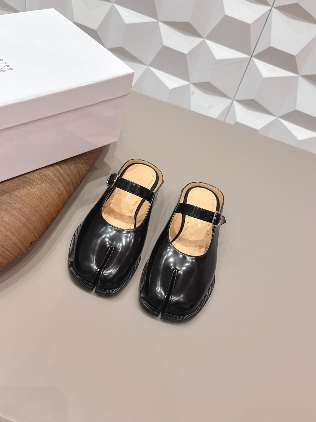 NO:748583,: Men and women's 'exclusive top version' long-term product Maison Margiela 26 vs early spring new Loaf single shoe series... [couples separated toe back empty shoes] The original version creates a one-to-one comfort, better wrapping, full of personality, and easy to match with various styles of clothes... Fabric: Original customized open edge beads Lining: Original customized water-dyed sheepskin Foot pads: Original customized water-dyed sheepskin Outsole: Original customized leather combination sole Heel height: 2.5cm  Size: 35-44 (Female 40.41. Men 45. Customization is non-refundable) Packaging: Original full set of packaging Color: Official website updated simultaneously, split-toe shoes, masion margiela, loafers, sheepskin19860909: 女男《独家顶级版本》长期做货 Maison Margiela马吉拉26vs早春新款乐福单鞋系列……【情侣分趾后空单鞋】 原版一比一打造舒适度,包裹性都比较好,个性十足,很好驾驭各种风格衣服搭配…… 面料: 原版定制开边珠 内里: 原版定制水染羊皮 垫脚: 原版定制水染羊皮 大底: 原版定制真皮组合底 跟高: 2.5cm 码数: 35-44（女40.41.男45.定制不退换） 包装:原版全套包装 颜色:官网同步更新,分趾鞋,masion margiela,loafers,sheepskin,Women's Shoes