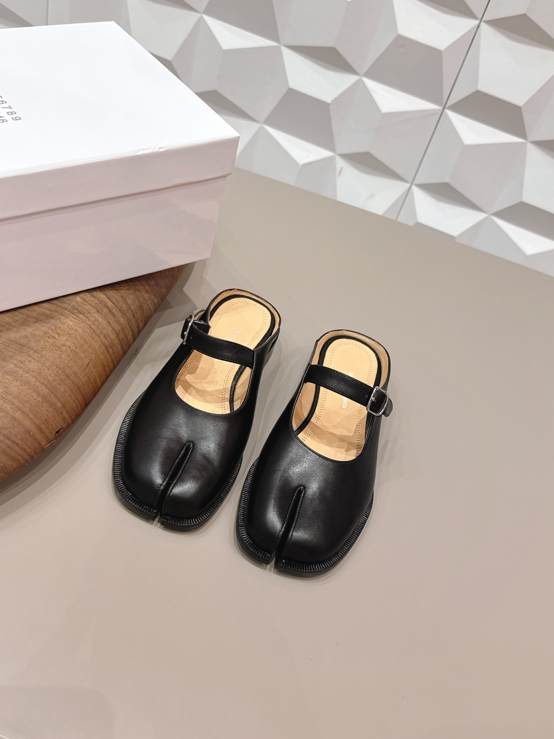 NO:748588,: Men and women's 'exclusive top version' long-term product Maison Margiela 26 vs early spring new Loaf single shoe series... [couples separated toe back empty shoes] The original version provides one-to-one comfort, better wrapping, full personality, and easy to match with various styles of clothes... Fabric: Original customized calfskin Lining: Original customized water-dyed sheepskin Foot pads: Original customized water-dyed sheepskin Outsole: Original customized leather combination sole Heel height: 2.5cm  Size: 35-44 (Female 40.41. Men 45. Customization is non-refundable) Packaging: Original full set of packaging Color: Official website updated simultaneously, split-toe shoes, masion margiela, loafers, cowhide, sheepskin19860909: 女男《独家顶级版本》长期做货 Maison Margiela马吉拉26vs早春新款乐福单鞋系列……【情侣分趾后空单鞋】 原版一比一打造舒适度,包裹性都比较好,个性十足,很好驾驭各种风格衣服搭配…… 面料: 原版定制小牛皮 内里: 原版定制水染羊皮 垫脚: 原版定制水染羊皮 大底: 原版定制真皮组合底 跟高: 2.5cm 码数: 35-44（女40.41.男45.定制不退换） 包装:原版全套包装 颜色:官网同步更新,分趾鞋,masion margiela,loafers,cowhide,sheepskin,Women's Shoes