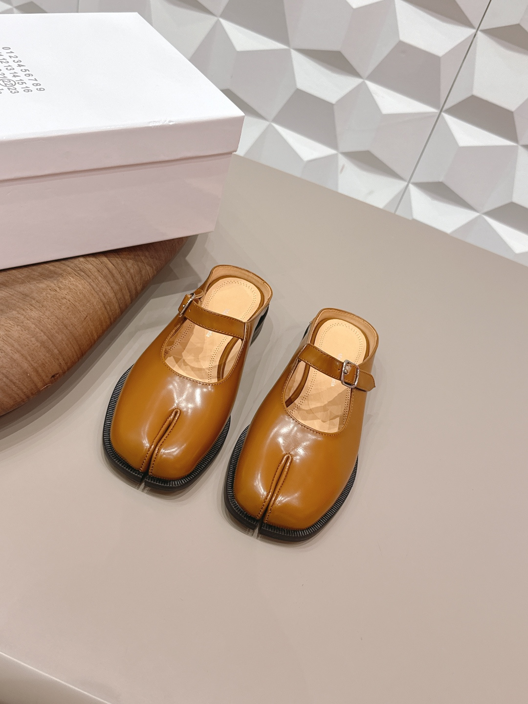 NO:748593,: Men and women's 'exclusive top version' long-term product Maison Margiela 26 vs early spring new Loaf single shoe series... [couples separated toe back empty shoes] The original version creates a one-to-one comfort, better wrapping, full of personality, and easy to match with various styles of clothes... Fabric: Original customized open edge beads Lining: Original customized water-dyed sheepskin Foot pads: Original customized water-dyed sheepskin Outsole: Original customized leather combination sole Heel height: 2.5cm  Size: 35-44 (Female 40.41. Men 45. Customization is non-refundable) Packaging: Original full set of packaging Color: Official website updated simultaneously, split-toe shoes, masion margiela, loafers, sheepskin19860909: 女男《独家顶级版本》长期做货 Maison Margiela马吉拉26vs早春新款乐福单鞋系列……【情侣分趾后空单鞋】 原版一比一打造舒适度,包裹性都比较好,个性十足,很好驾驭各种风格衣服搭配…… 面料: 原版定制开边珠 内里: 原版定制水染羊皮 垫脚: 原版定制水染羊皮 大底: 原版定制真皮组合底 跟高: 2.5cm 码数: 35-44（女40.41.男45.定制不退换） 包装:原版全套包装 颜色:官网同步更新,分趾鞋,masion margiela,loafers,sheepskin,Women's Shoes