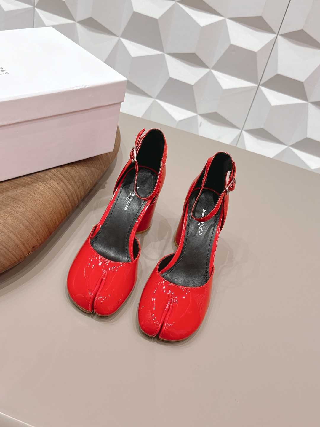 NO:748622,: 'Exclusive top version' long-term production of Maison Margiela 26 vs early spring new fashion shoes series... [Split-toe thick heel hollow shoes] The original version provides one-to-one comfort, better wrapping, full personality, and easy to match with various styles of clothes... Fabric: Original customized patent leather Lining: Original customized water-dyed sheepskin Foot pads: Original customized water-dyed sheepskin Outsole: Original customized leather combination sole Heel height: 8cm Size:  35-39 (40.41. Customization is non-refundable) Packaging: Original full set of packaging Color: Official website updated simultaneously, split-toe shoes, masion margiela, sheepskin19860909: 《独家顶级版本》长期做货 Maison Margiela马吉拉26vs早春新款时装单鞋系列……【分趾粗跟中空单鞋】 原版一比一打造舒适度,包裹性都比较好,个性十足,很好驾驭各种风格衣服搭配…… 面料: 原版定制漆皮 内里: 原版定制水染羊皮 垫脚: 原版定制水染羊皮 大底: 原版定制真皮组合底 跟高: 8cm 码数: 35-39（40.41.定制不退换） 包装:原版全套包装 颜色:官网同步更新,分趾鞋,masion margiela,sheepskin,Women's Shoes