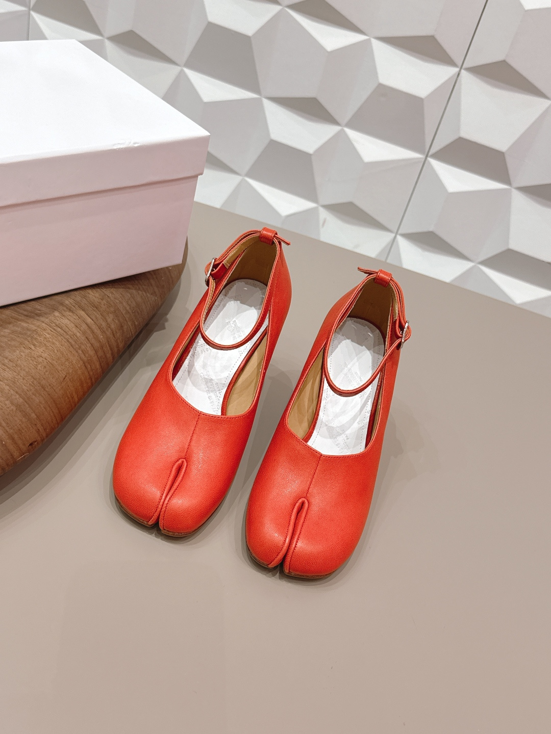 NO:748610,: 'Exclusive top version' long-term production of Maison Margiela 26 vs early spring new fashion shoes series... [Split-toe thick heel shoes] The original version provides one-to-one comfort, better wrapping, full of personality, and easy to match with various styles of clothes... Fabric: Original custom vegetable tanned sheepskin Lining: Original custom water-dyed sheepskin Foot pads: Original custom water-dyed sheepskin Outsole: Original custom leather combination sole Heel height: 8cm Size:  35-39 (40.41. Customization is non-refundable) Packaging: Original full set of packaging Color: Official website updated simultaneously, split-toe shoes, masion margiela, sheepskin19860909: 《独家顶级版本》长期做货 Maison Margiela马吉拉26vs早春新款时装单鞋系列……【分趾粗跟单鞋】 原版一比一打造舒适度,包裹性都比较好,个性十足,很好驾驭各种风格衣服搭配…… 面料: 原版定制植鞣羊皮 内里: 原版定制水染羊皮 垫脚: 原版定制水染羊皮 大底: 原版定制真皮组合底 跟高: 8cm 码数: 35-39（40.41.定制不退换） 包装:原版全套包装 颜色:官网同步更新,分趾鞋,masion margiela,sheepskin,Women's Shoes