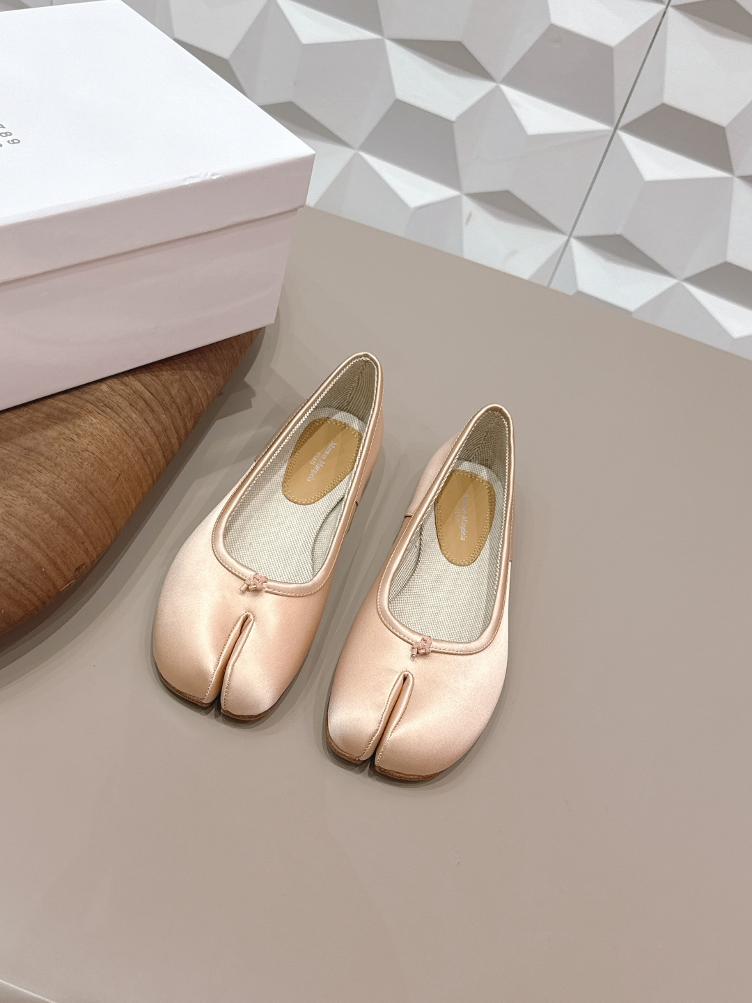 NO:748616,: 'Exclusive top version' long-term production Maison Margiela 26 vs early spring new Loaf single shoe series... [Split-toed flat shoes] The original version has one-to-one comfort, better wrapping, full personality, and easy to match with various styles of clothes... Fabric: Original customized silk cloth Lining: Original customized water-dyed sheepskin Foot pads: Original customized water-dyed sheepskin Outsole: Original customized leather combination sole Heel height: 0.8cm (flat bottom)  Size: 35-39 (40.41. Customization is non-refundable) Packaging: Original full set of packaging Color: Official website updated simultaneously, split-toe shoes, masion margiela, loafers, sheepskin, real silk19860909: 《独家顶级版本》长期做货 Maison Margiela马吉拉26vs早春新款乐福单鞋系列……【分趾平底单鞋】 原版一比一打造舒适度,包裹性都比较好,个性十足,很好驾驭各种风格衣服搭配…… 面料: 原版定制真丝布 内里: 原版定制水染羊皮 垫脚: 原版定制水染羊皮 大底: 原版定制真皮组合底 跟高: 0.8cm（平底） 码数: 35-39（40.41.定制不退换） 包装:原版全套包装 颜色:官网同步更新,分趾鞋,masion margiela,loafers,sheepskin,real silk,Women's Shoes