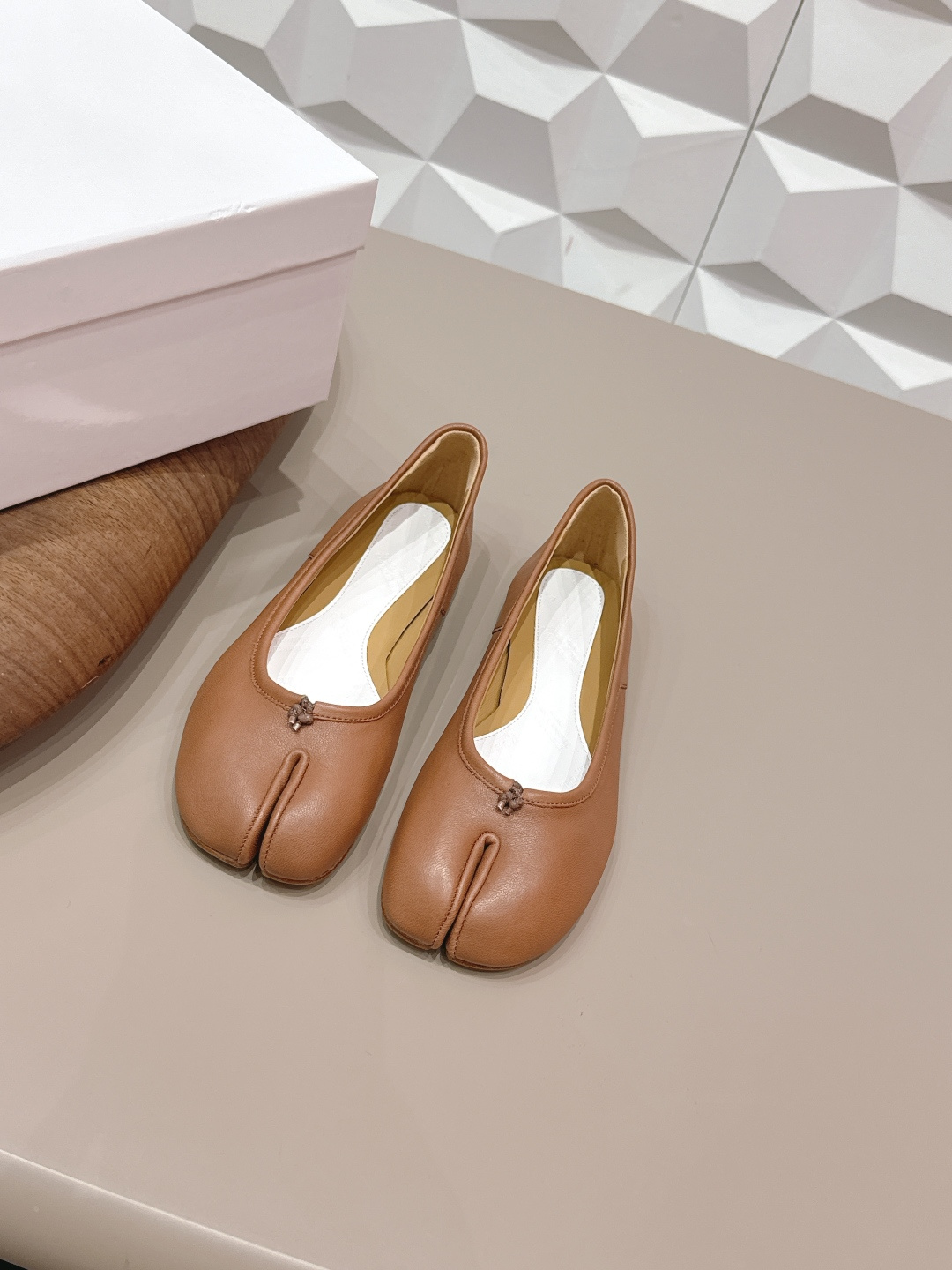 NO:748612,: 'Exclusive top version' long-term production Maison Margiela 26 vs early spring new Loaf single shoe series... [Split-toe flat shoes] The original version provides one-to-one comfort, better wrapping, full of personality, and easy to match with various styles of clothes... Fabric: Original customized vegetable-tanned sheepskin Lining: Original customized water-dyed sheepskin Foot pads: Original customized water-dyed sheepskin Outsole: Original customized leather combination sole Heel height:  0.8cm (flat bottom) Size: 35-39 (40.41. Customization is non-refundable) Packaging: Original full set of packaging Color: Official website updated simultaneously, split-toe shoes, masion margiela, loafers, sheepskin19860909: 《独家顶级版本》长期做货 Maison Margiela马吉拉26vs早春新款乐福单鞋系列……【分趾平底单鞋】 原版一比一打造舒适度,包裹性都比较好,个性十足,很好驾驭各种风格衣服搭配…… 面料: 原版定制植鞣羊皮 内里: 原版定制水染羊皮 垫脚: 原版定制水染羊皮 大底: 原版定制真皮组合底 跟高: 0.8cm（平底） 码数: 35-39（40.41.定制不退换） 包装:原版全套包装 颜色:官网同步更新,分趾鞋,masion margiela,loafers,sheepskin,Women's Shoes