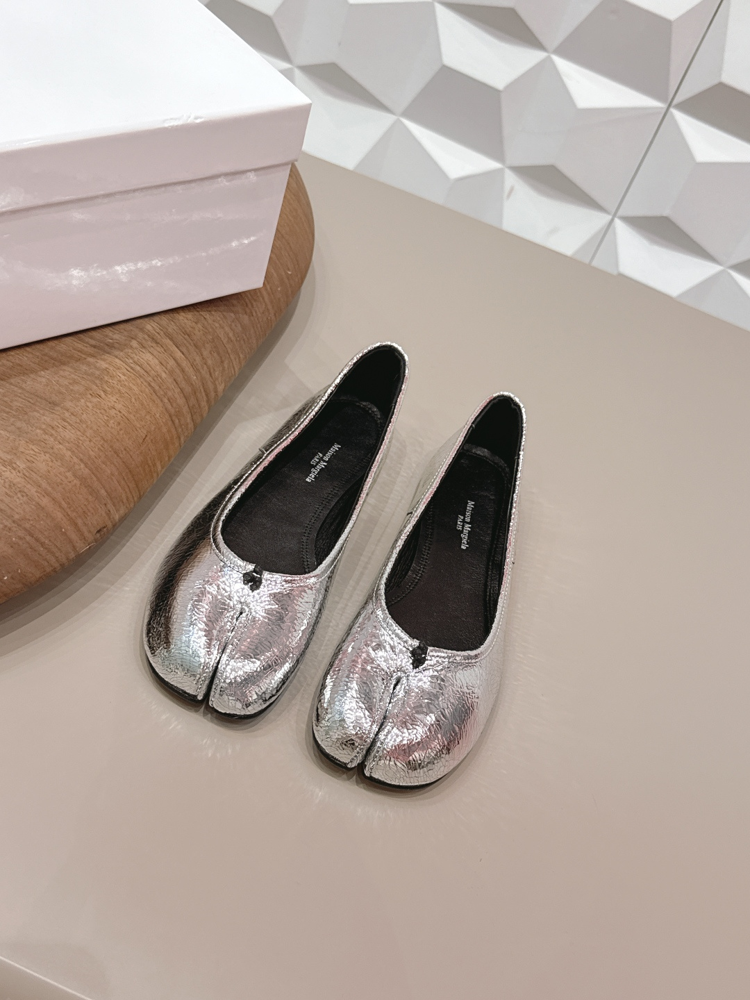 NO:748608,: 'Exclusive top version' long-term production Maison Margiela 26 vs early spring new Loaf single shoe series... [Split-toe flat shoes] The original version provides one-to-one comfort, better wrapping, full personality, and easy to match with various styles of clothes... Fabric: Original customized cracked sheepskin Lining: Original customized water-dyed sheepskin Foot pads: Original customized water-dyed sheepskin Outsole: Original customized leather combination sole Heel height:  0.8cm (flat bottom) Size: 35-39 (40.41. Customization is non-refundable) Packaging: Original full set of packaging Color: Official website updated simultaneously, split-toe shoes, masion margiela, loafers, sheepskin19860909: 《独家顶级版本》长期做货 Maison Margiela马吉拉26vs早春新款乐福单鞋系列……【分趾平底单鞋】 原版一比一打造舒适度,包裹性都比较好,个性十足,很好驾驭各种风格衣服搭配…… 面料: 原版定制爆裂纹羊皮 内里: 原版定制水染羊皮 垫脚: 原版定制水染羊皮 大底: 原版定制真皮组合底 跟高: 0.8cm（平底） 码数: 35-39（40.41.定制不退换） 包装:原版全套包装 颜色:官网同步更新,分趾鞋,masion margiela,loafers,sheepskin,Women's Shoes