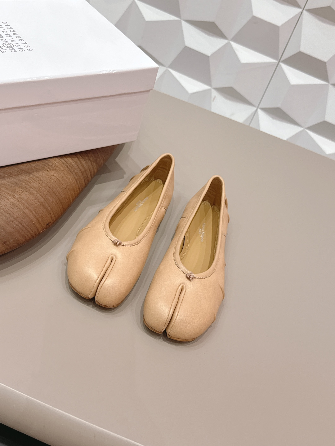 NO:748603,: 'Exclusive top version' long-term production Maison Margiela 26 vs early spring new Loaf single shoe series... [Split-toe pleated flat shoes] The original version provides one-to-one comfort, better wrapping, full personality, and easy to match with various styles of clothes... Fabric: Original customized vegetable-tanned sheepskin Lining: Original customized water-dyed sheepskin Foot pads: Original customized water-dyed sheepskin Outsole: Original customized leather combination sole Heel height:  0.8cm (flat bottom) Size: 35-39 (40.41. Customization is non-refundable) Packaging: Original full set of packaging Color: Official website updated simultaneously, split-toe shoes, masion margiela, loafers, sheepskin19860909: 《独家顶级版本》长期做货 Maison Margiela马吉拉26vs早春新款乐福单鞋系列……【分趾折皱平底单鞋】 原版一比一打造舒适度,包裹性都比较好,个性十足,很好驾驭各种风格衣服搭配…… 面料: 原版定制植鞣羊皮 内里: 原版定制水染羊皮 垫脚: 原版定制水染羊皮 大底: 原版定制真皮组合底 跟高: 0.8cm（平底） 码数: 35-39（40.41.定制不退换） 包装:原版全套包装 颜色:官网同步更新,分趾鞋,masion margiela,loafers,sheepskin,Women's Shoes