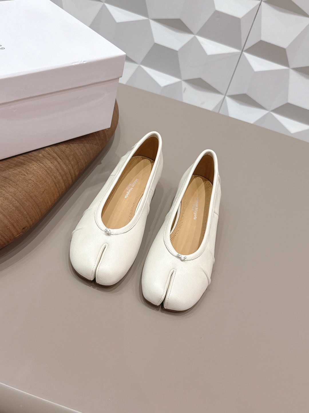 NO:748582,: 'Exclusive top version' long-term production Maison Margiela 26 vs early spring new Loaf single shoe series... [Split-toe pleated single shoes] The original version has a one-to-one comfort, better wrapping, full of personality, and easy to match with various styles of clothes... Fabric: Original customized vegetable tanned sheepskin Lining: Original customized water-dyed sheepskin Foot pads: Original customized water-dyed sheepskin Outsole: Original customized leather combination sole Heel height: 3cm Size:  35-39 (40.41. Customization is non-refundable) Packaging: Original full set of packaging Color: Official website updated simultaneously, split-toe shoes, masion margiela, loafers, sheepskin19860909: 《独家顶级版本》长期做货 Maison Margiela马吉拉26vs早春新款乐福单鞋系列……【分趾折皱单鞋】 原版一比一打造舒适度,包裹性都比较好,个性十足,很好驾驭各种风格衣服搭配…… 面料: 原版定制植鞣羊皮 内里: 原版定制水染羊皮 垫脚: 原版定制水染羊皮 大底: 原版定制真皮组合底 跟高: 3cm 码数: 35-39（40.41.定制不退换） 包装:原版全套包装 颜色:官网同步更新,分趾鞋,masion margiela,loafers,sheepskin,Women's Shoes