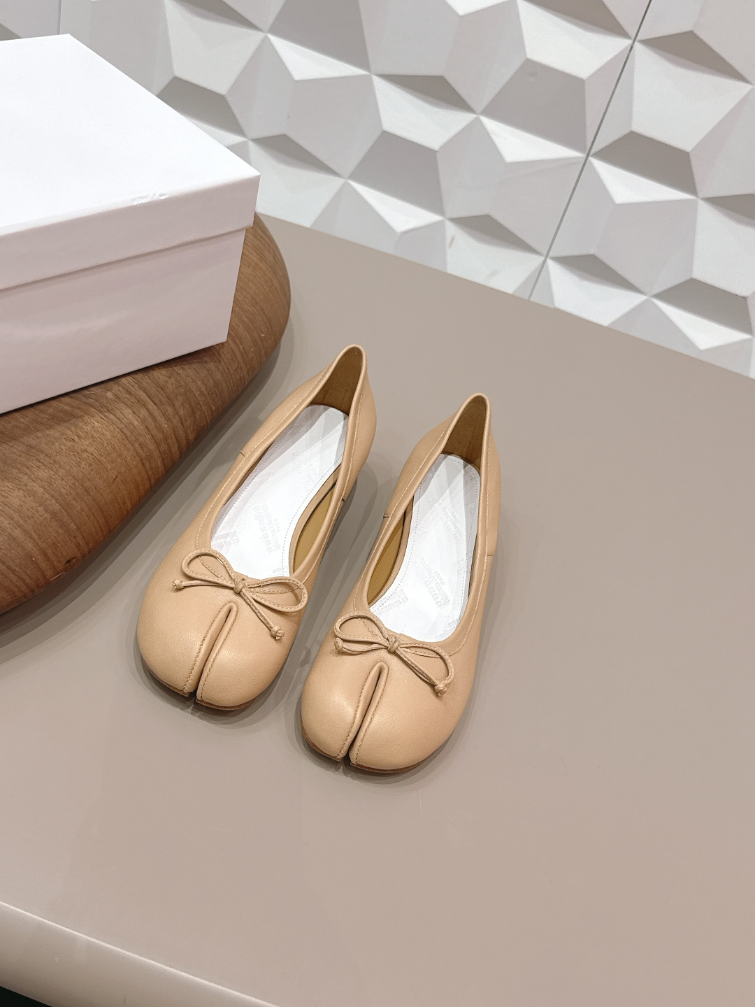 NO:748592,: 'Exclusive top version' long-term production Maison Margiela 26 vs early spring new Loaf single shoe series... [Split-toe bow single shoes] The original version provides one-to-one comfort, better wrapping, full of personality, and easy to match with various styles of clothes... Fabric: Original customized vegetable-tanned sheepskin Lining: Original customized water-dyed sheepskin Foot pads: Original customized water-dyed sheepskin Outsole: Original customized leather combination sole Heel height: 3cm Size:  35-39 (40.41. Customization is non-refundable) Packaging: Original full set of packaging Color: Official website updated simultaneously, split-toe shoes, masion margiela, loafers, sheepskin19860909: 《独家顶级版本》长期做货 Maison Margiela马吉拉26vs早春新款乐福单鞋系列……【分趾蝴蝶结单鞋】 原版一比一打造舒适度,包裹性都比较好,个性十足,很好驾驭各种风格衣服搭配…… 面料: 原版定制植鞣羊皮 内里: 原版定制水染羊皮 垫脚: 原版定制水染羊皮 大底: 原版定制真皮组合底 跟高: 3cm 码数: 35-39（40.41.定制不退换） 包装:原版全套包装 颜色:官网同步更新,分趾鞋,masion margiela,loafers,sheepskin,Women's Shoes