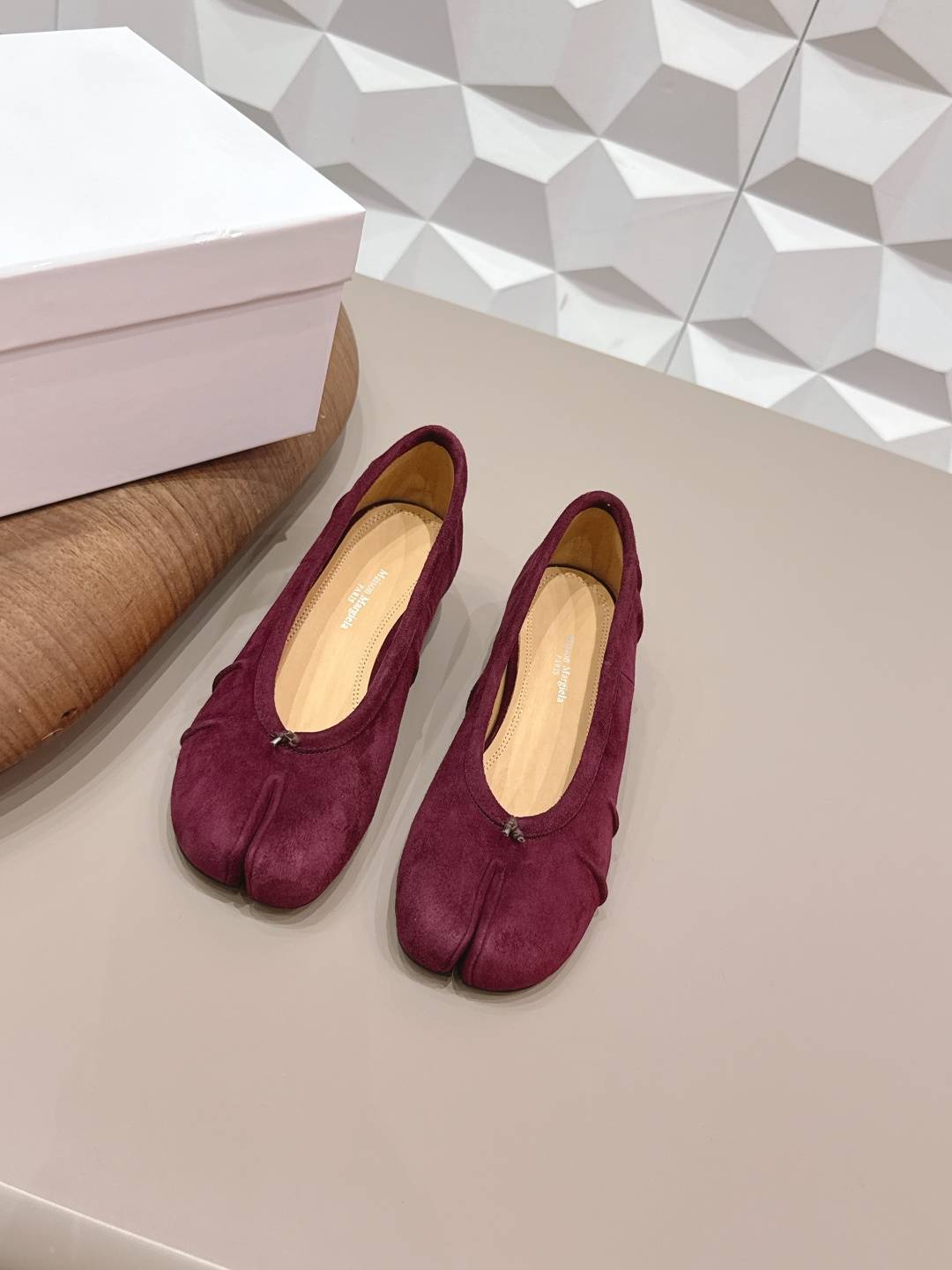 NO:748587,: 'Exclusive top version' long-term production Maison Margiela 26 vs early spring new Loaf single shoe series... [Split-toe pleated single shoes] The original version creates a one-to-one comfort, better wrapping, full of personality, and easy to match with various styles of clothes... Fabric: Original customized cashmere Lining: Original customized water-dyed sheepskin Foot pads: Original customized water-dyed sheepskin Outsole: Original customized leather combination sole Heel height: 3cm Size:  35-39 (40.41. Customization is non-refundable) Packaging: Original full set of packaging Color: Official website updated simultaneously, split-toe shoes, masion margiela, loafers, sheepskin19860909: 《独家顶级版本》长期做货 Maison Margiela马吉拉26vs早春新款乐福单鞋系列……【分趾折皱单鞋】 原版一比一打造舒适度,包裹性都比较好,个性十足,很好驾驭各种风格衣服搭配…… 面料: 原版定制羊绒 内里: 原版定制水染羊皮 垫脚: 原版定制水染羊皮 大底: 原版定制真皮组合底 跟高: 3cm 码数: 35-39（40.41.定制不退换） 包装:原版全套包装 颜色:官网同步更新,分趾鞋,masion margiela,loafers,sheepskin,Women's Shoes