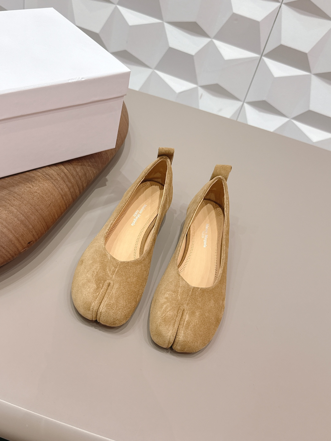 NO:748597,: 'Exclusive top version' long-term production of Maison Margiela 26 vs early spring new Loaf single shoe series... [Split-toe low-heeled shoes] The original version provides one-to-one comfort, better wrapping, full of personality, and easy to match with various styles of clothes... Fabric: Original customized cashmere Lining: Original customized water-dyed sheepskin Foot pads: Original customized water-dyed sheepskin Outsole: Original customized leather combination sole Heel height: 3cm Size:  35-39 (40.41. Customization is non-refundable) Packaging: Original full set of packaging Color: Official website updated simultaneously, split-toe shoes, masion margiela, loafers, sheepskin19860909: 《独家顶级版本》长期做货 Maison Margiela马吉拉26vs早春新款乐福单鞋系列……【分趾矮跟单鞋】 原版一比一打造舒适度,包裹性都比较好,个性十足,很好驾驭各种风格衣服搭配…… 面料: 原版定制羊绒 内里: 原版定制水染羊皮 垫脚: 原版定制水染羊皮 大底: 原版定制真皮组合底 跟高: 3cm 码数: 35-39（40.41.定制不退换） 包装:原版全套包装 颜色:官网同步更新,分趾鞋,masion margiela,loafers,sheepskin,Women's Shoes