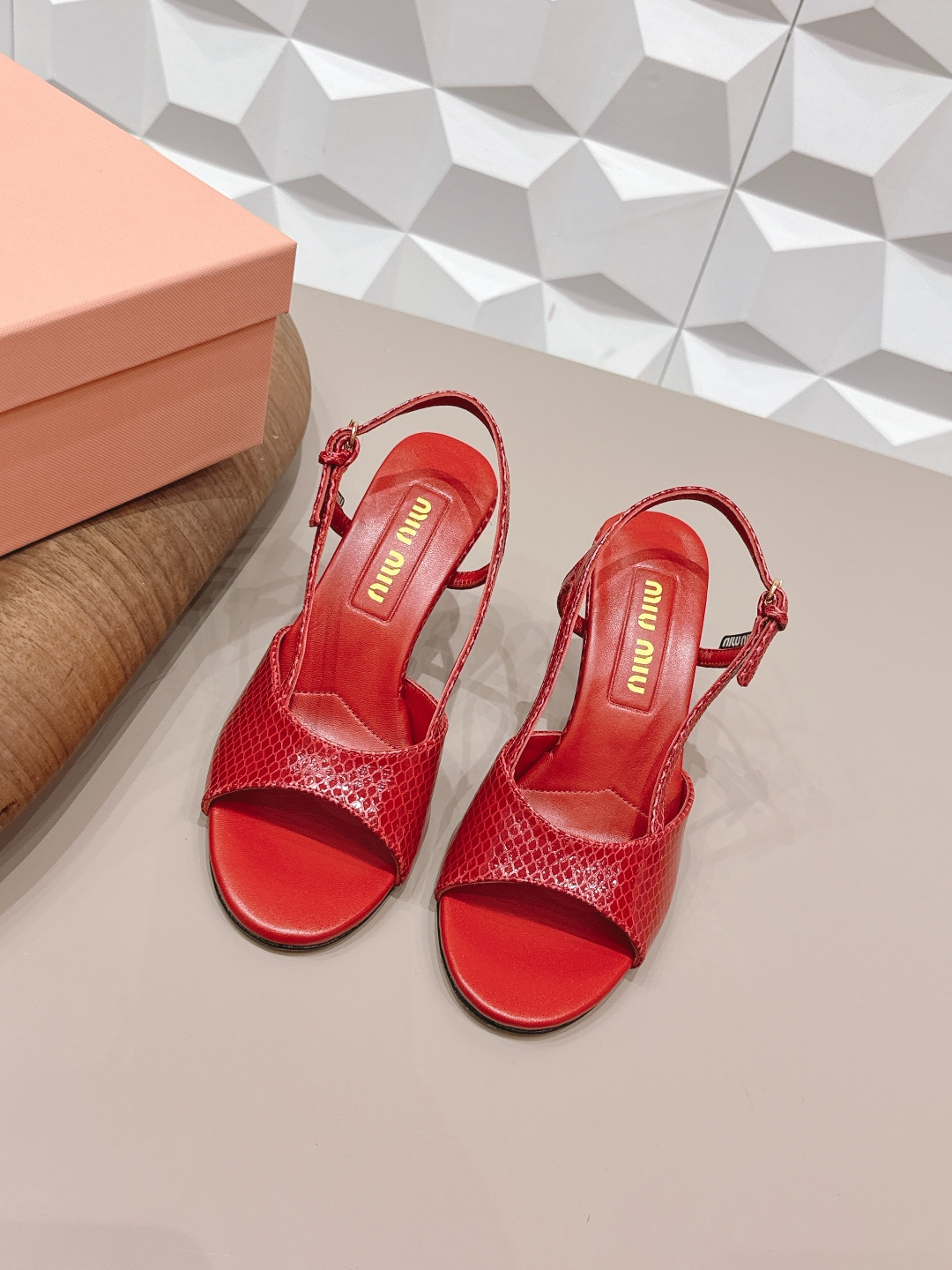 NO:748704,: 'Exclusive top version' MIUMIU 2026 vs early spring latest catwalk hot sandal series... [Round-toe high-heeled sandals]  MIUMIU's early spring T-stage catwalk show is the same style as 'Dreams Never Sleep'. Miumiu can use it on important occasions. It has a fresh style with a touch of nobility. It is perfect to wear with this shoe. It is elegant and crystal clear, regardless of the material of various accessories.  , all are exclusively customized one to one, and must be zero distance from the original version. The entire series is full of exciting and unexpected combinations of elements, different materials, textures of fabrics, and a strong artistic atmosphere, allowing you to appreciate the ever-changing style of miumiu girls...  Upper: Original customized sheepskin Lining: Original customized sheepskin Foot pads: Original customized sheep pattern microfiber package midsole Outsole: Original customized leather outsole Heel height: 8.5cm Size: 35-39 (34.40.41.42. Customization is non-returnable and non-exchangeable) Packaging: Original full set of packaging Color: Official website updated simultaneously, high heels and sandals, miumiu, sandals, high heels, sheepskin, Leather  soles19860909: 《独家顶级版本》 MIUMIU缪缪2026vs早春最新走秀爆款凉鞋系列…… 【圆头高跟凉鞋】 MIUMIU早春T台走秀网红同款＂造梦不夜城＂,miumiu能在重要场合上用得上了,小清新风带点贵气的感觉,上脚非常完美穿搭配上此鞋,优雅大方,晶莹剔透,无论各种配件材质,都是独家一比一定制,必做到原版零距离,整个系列都充满了令人兴奋和意外的元素结合,不同的材质,肌理的面料的表现,具有极浓的艺术气息,让你领略miumiu女孩的百变风格…… 鞋面: 原版定制羊皮 内里: 原版定制羊皮 垫脚: 原版定制羊纹超纤包中底 大底: 原版定制真皮大底 跟高: 8.5cm 码数: 35-39（34.40.41.42.定制不退不换) 包装: 原版全套包装 颜色:官网同步更新,高跟鞋凉鞋,miumiu,sandals,high heels,sheepskin,Leather soles,Women's Shoes