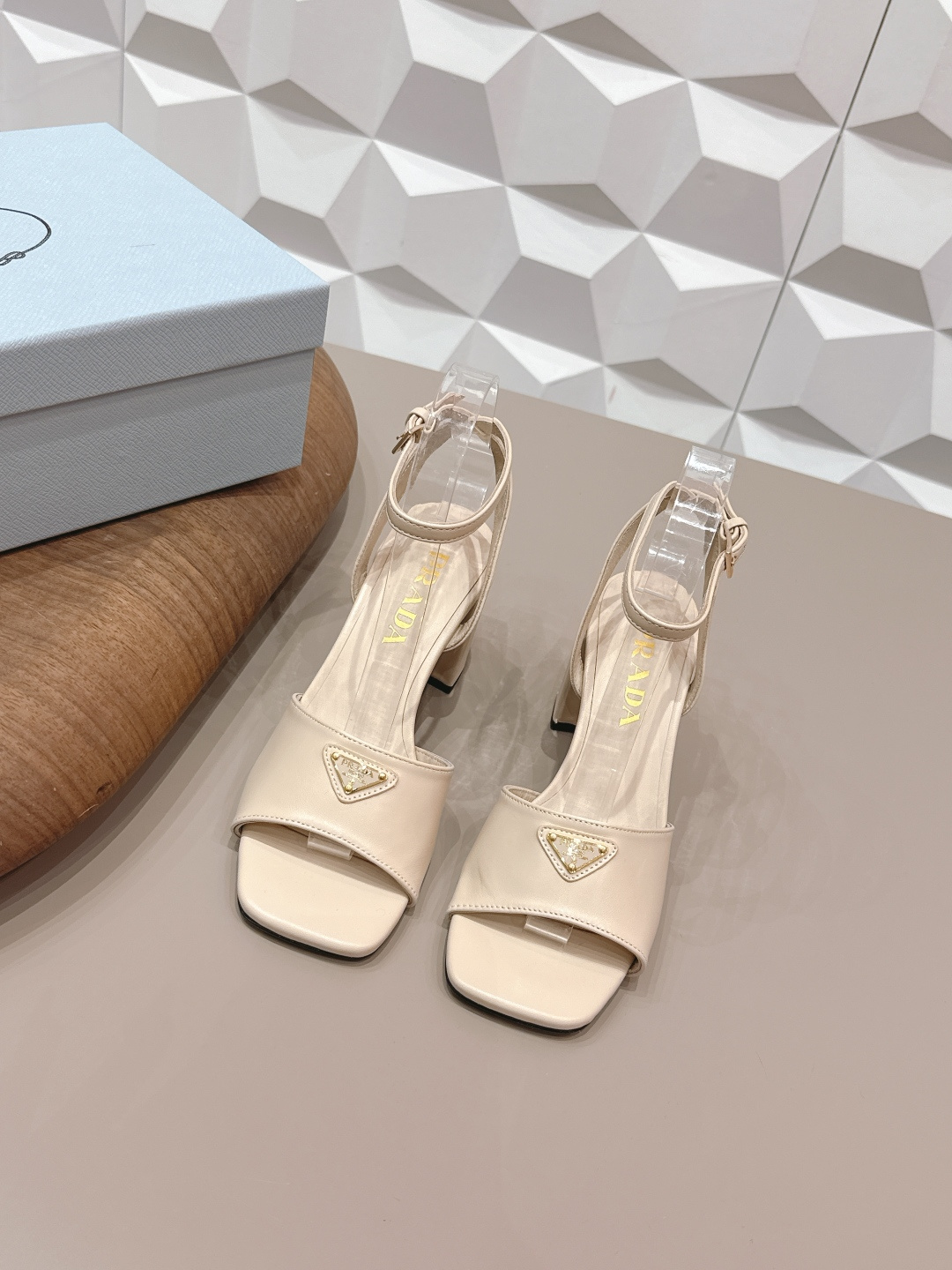 NO:748664,'Exclusive top version' PRA*D Pra*da 2026 vs early spring catwalk popular fashion sandals series... [square toe thick heel sandals]  PRADA's spring and summer T-stage catwalk show is the same style as 'Dream Never Sleeps'. Prada can use it on important occasions. The fresh style has a bit of nobility and is perfect on the feet. When worn with this shoe, it is elegant and crystal clear, regardless of the material of various accessories.  , all are exclusively customized one to one, and must be zero distance from the original version. The entire series is full of exciting and unexpected combinations of elements, different materials, textures of fabrics, and a strong artistic atmosphere, allowing you to appreciate the ever-changing style of Prada girls...  Upper: Original customized sheepskin Lining: Original customized sheepskin Foot pads: Original customized sheepskin Outsole: Original customized leather outsole Heel height: 7.5cm Packaging: Original complete package Number of yards: 35-39 (34.40.41.42 customization is non-refundable) Color: Official website updated simultaneously, high-heeled shoes and sandals, prada, prada, sandals, high heels, sheepskin, Leather soles19860909《独家顶级版本》 PRA*D普拉*达2026vs早春走秀爆款时装凉鞋系列 ……【方头粗跟凉鞋】 PRADA春夏T台走秀网红同款＂造梦不夜城＂,Prada能在重要场合上用得上了,小清新风带点贵气的感觉,上脚非常完美,穿搭配上此鞋,优雅大方,晶莹剔透,无论各种配件材质,都是独家一比一定制,必做到原版零距离,整个系列都充满了令人兴奋和意外的元素结合,不同的材质,肌理的面料的表现,具有极浓的艺术气息,让你领略Prada女孩的百变风格…… 鞋面: 原版定制羊皮 内里: 原版定制羊皮 垫脚: 原版定制羊皮 大底: 原版定制真皮大底 跟高: 7.5cm 包装: 原版全套包装 码数: 35-39(34.40.41.42定制不退换） 颜色:官网同步更新,高跟鞋凉鞋,prada,prada,sandals,high heels,sheepskin,Leather soles,Women's Shoes